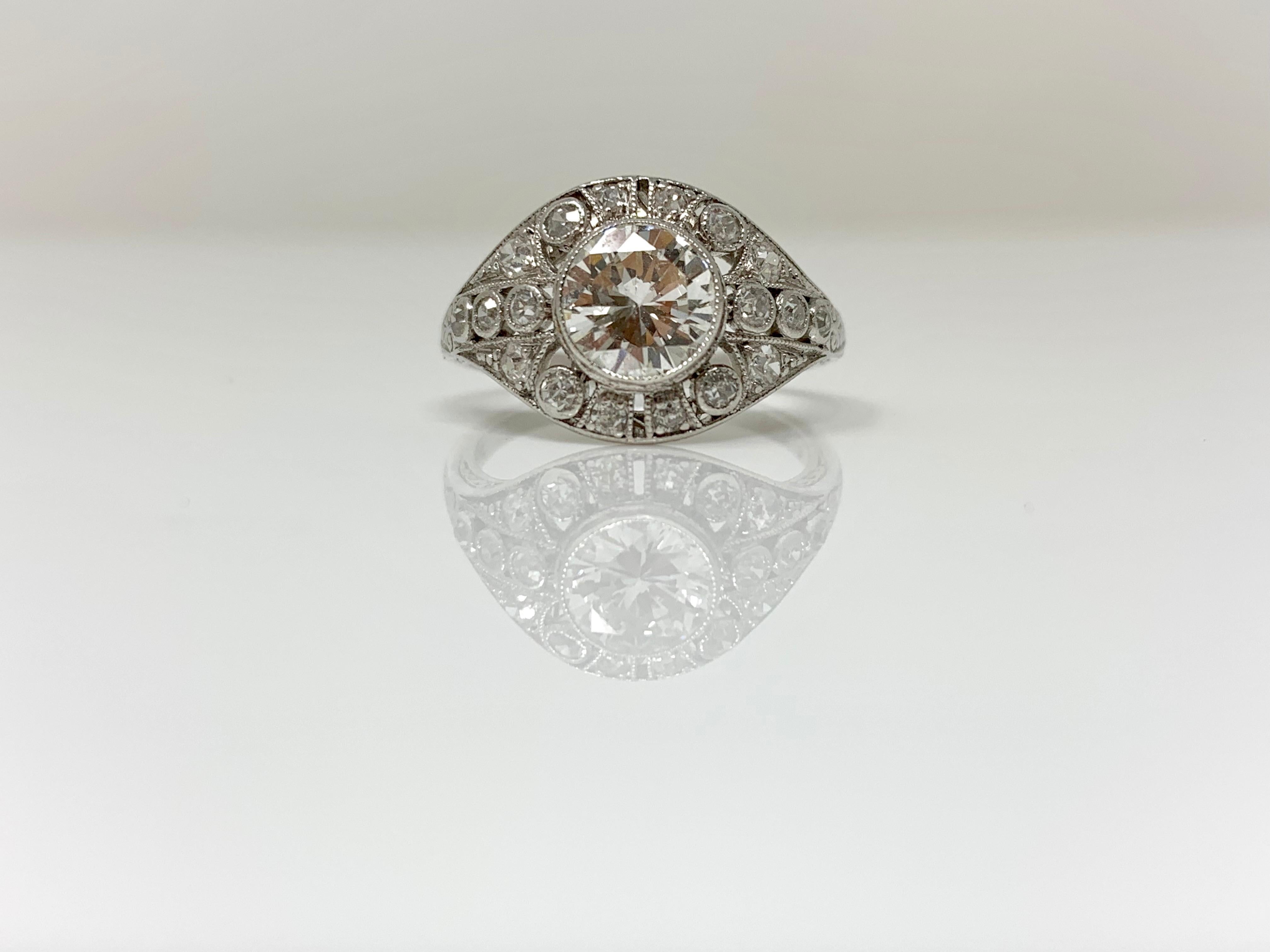 Bague de fiançailles en platine avec diamants blancs anciens de taille européenne ancienne de 1920 en vente 2