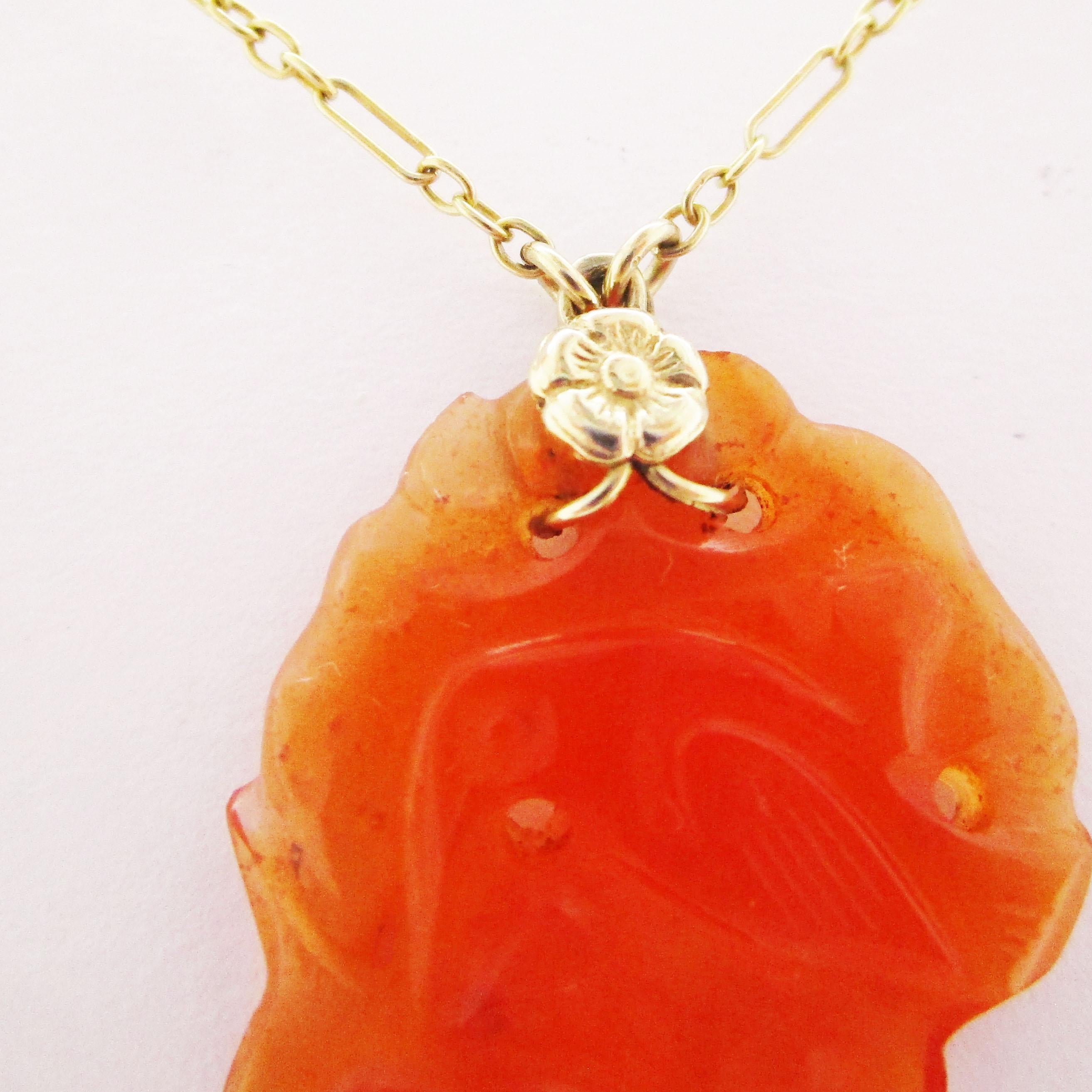 Collier Art déco 1920 en or vert 14 carats sculpté en cornaline Unisexe en vente