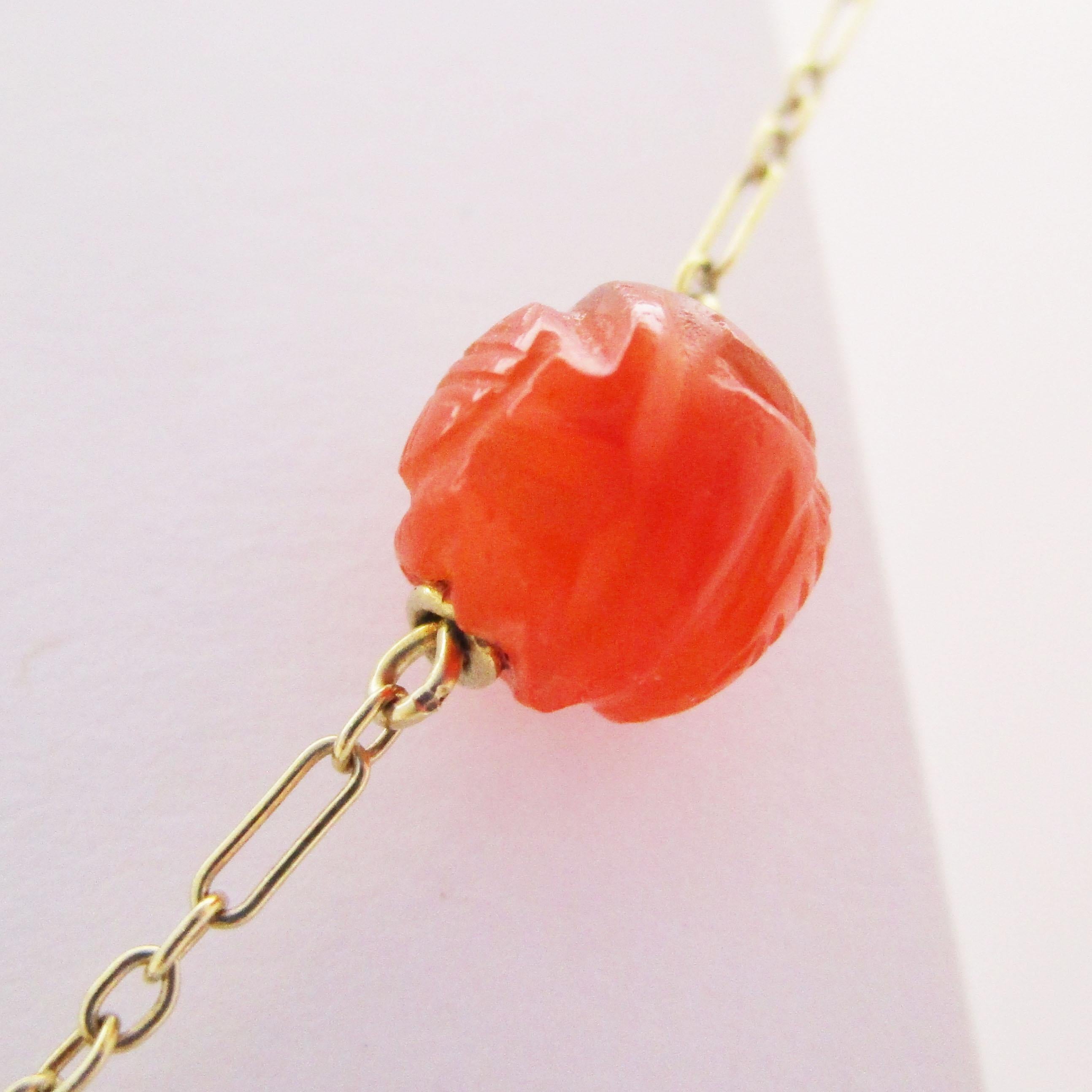 Collier Art déco 1920 en or vert 14 carats sculpté en cornaline en vente 1