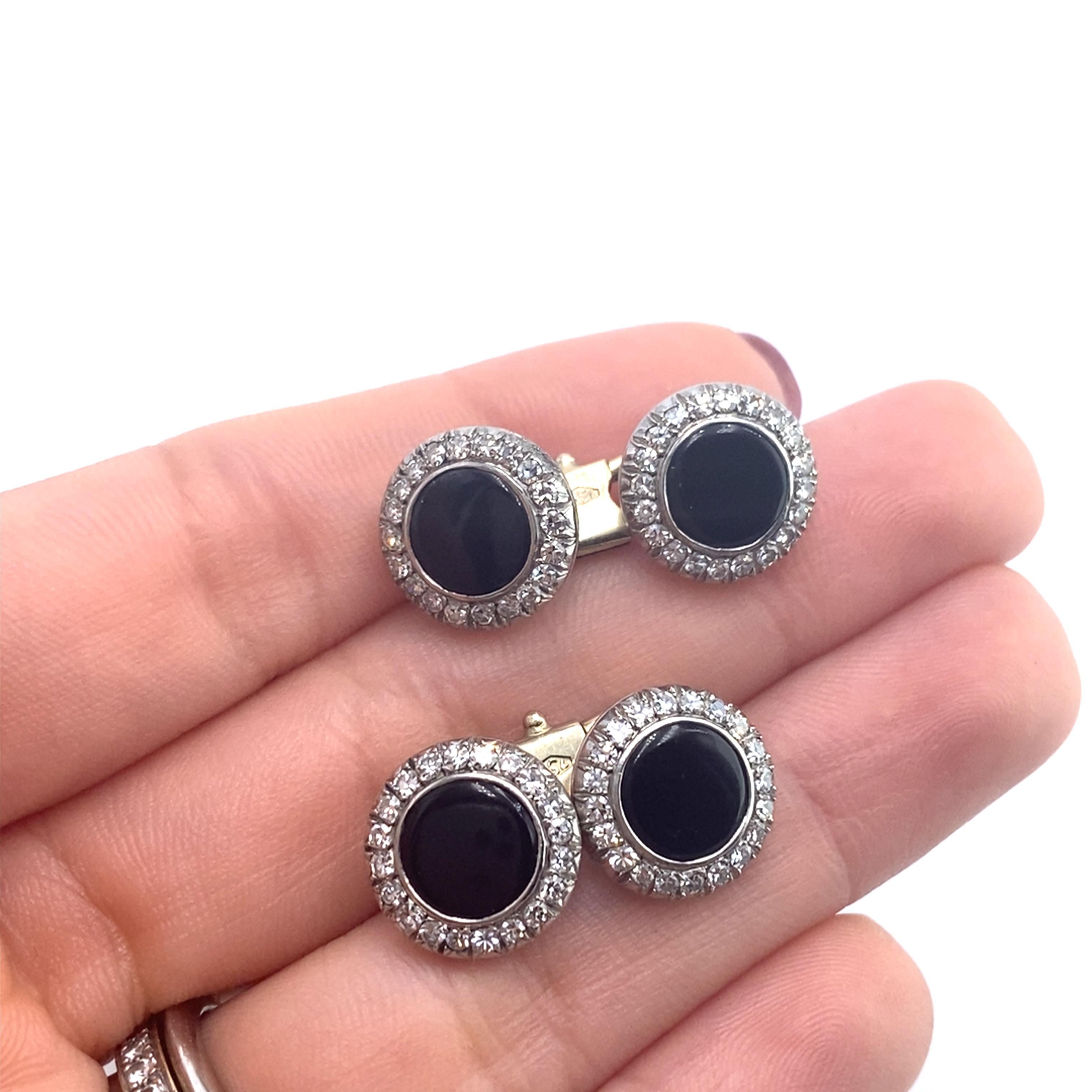 Tauchen Sie ein in die Vergangenheit mit diesen Manschettenknöpfen aus doppeltem Onyx aus der Zeit um 1920-40, einem beeindruckenden Beispiel für handwerkliches Können und zeitlosen Stil. Diese Manschettenknöpfe sind aus 18 Karat Weißgold gefertigt