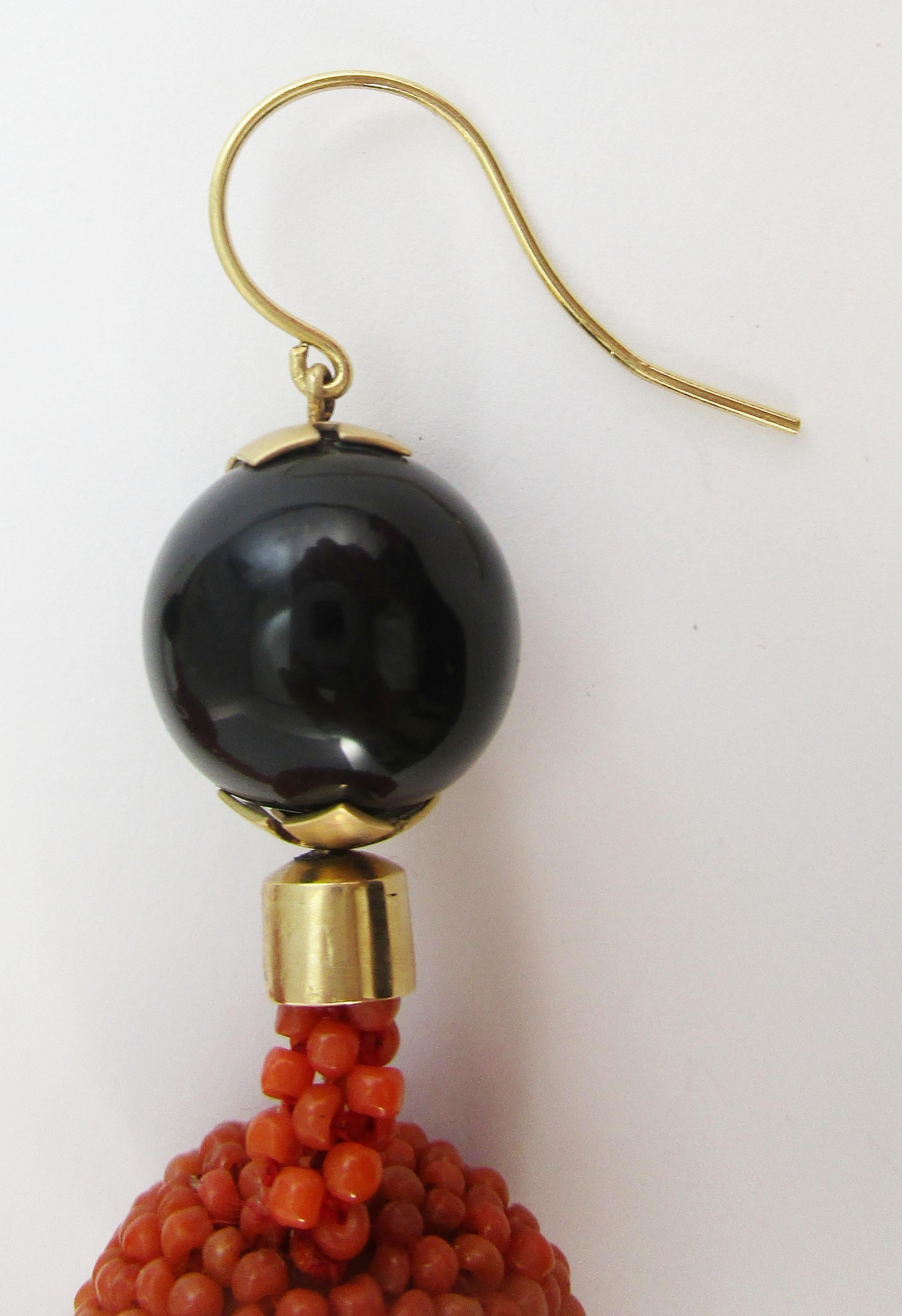 Bead 1920 Art Deco 18 Karat Yellow Gold Coral and Black Onyx Long Dangle Earrings For Sale