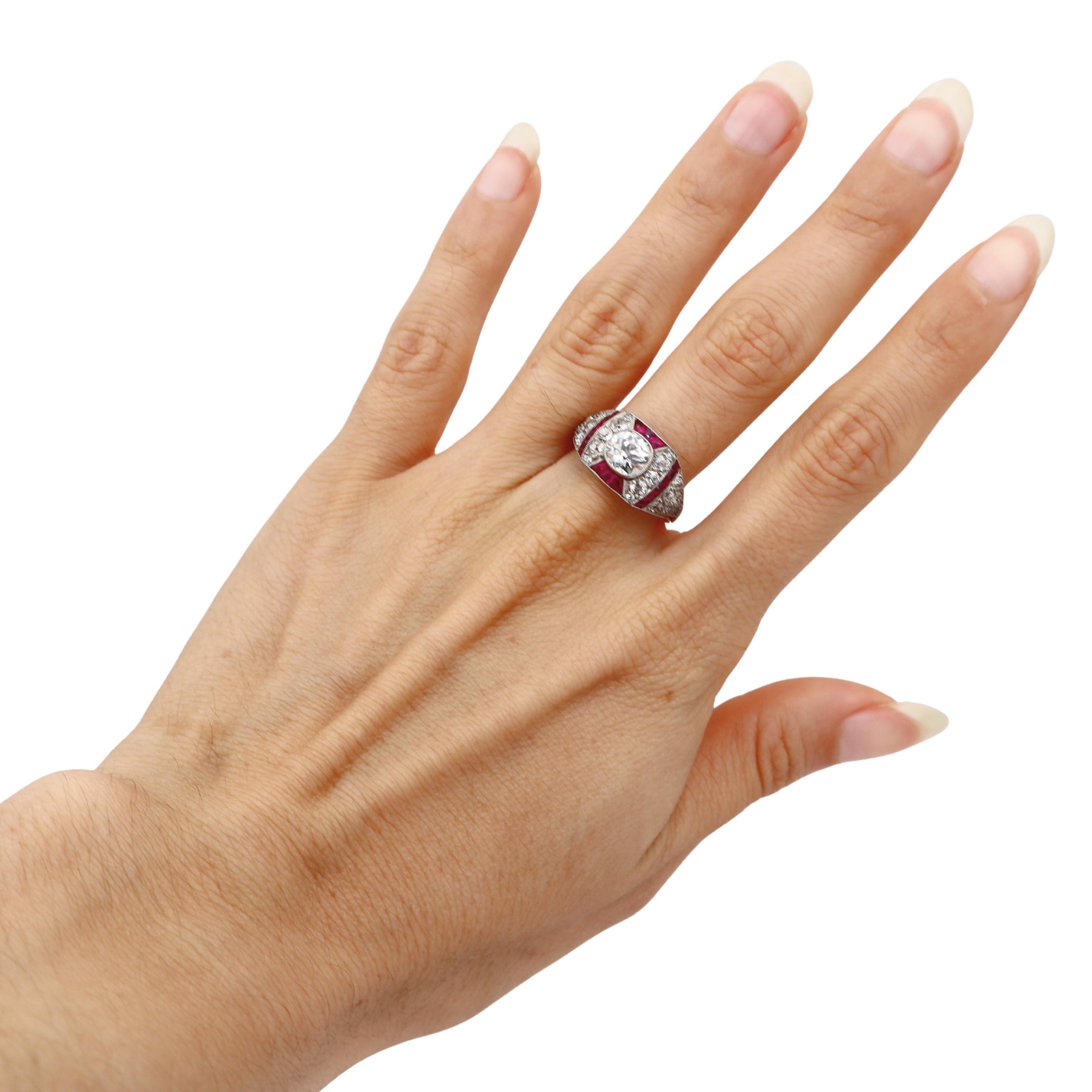 Este exquisito anillo de filigrana Art Decó de 1920 muestra la maestría artesanal de la época, elaborado en brillante platino y con un hermoso diamante central de 0,75 quilates de color J y claridad SI2, elegantemente complementado por 0,16 quilates