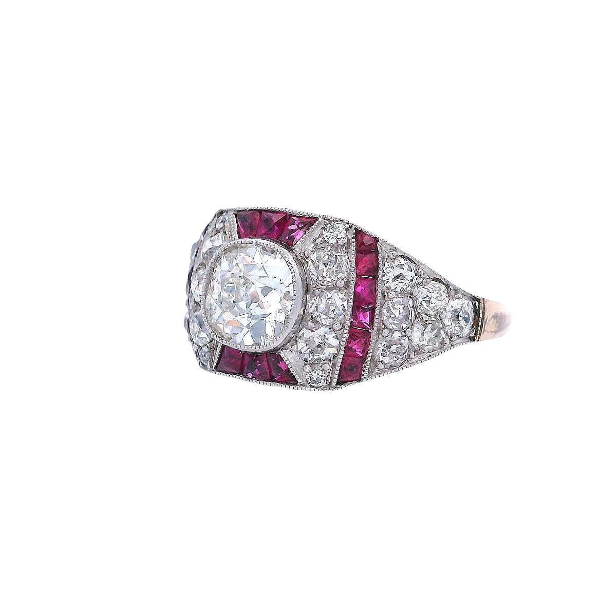 Anillo Art Déco 1920 de oro de 18 quilates y platino con 2,50 quilates de diamantes y rubíes Art Decó en venta