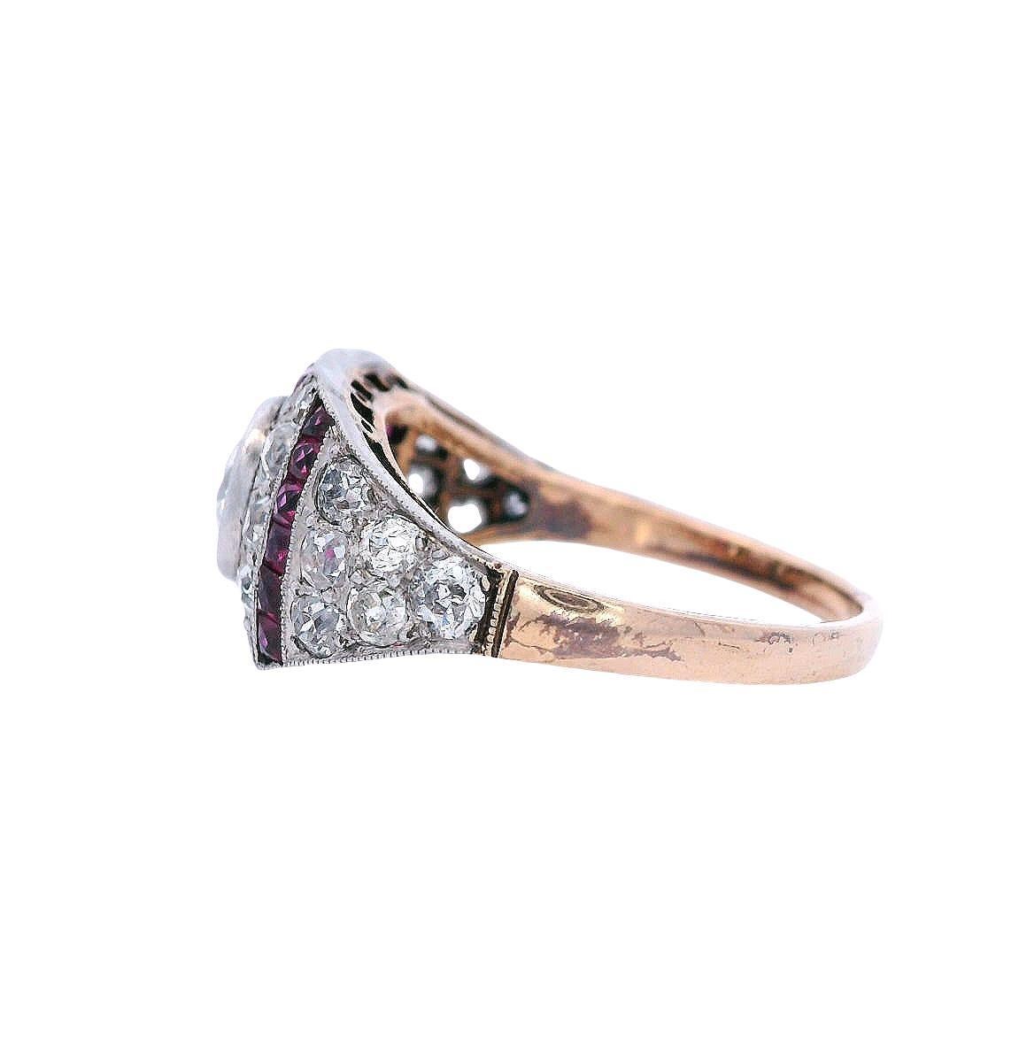 Anillo Art Déco 1920 de oro de 18 quilates y platino con 2,50 quilates de diamantes y rubíes Corte redondo en venta
