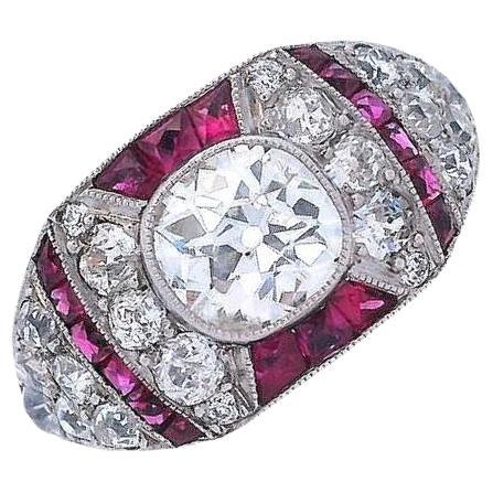 Anillo Art Déco 1920 de oro de 18 quilates y platino con 2,50 quilates de diamantes y rubíes en venta