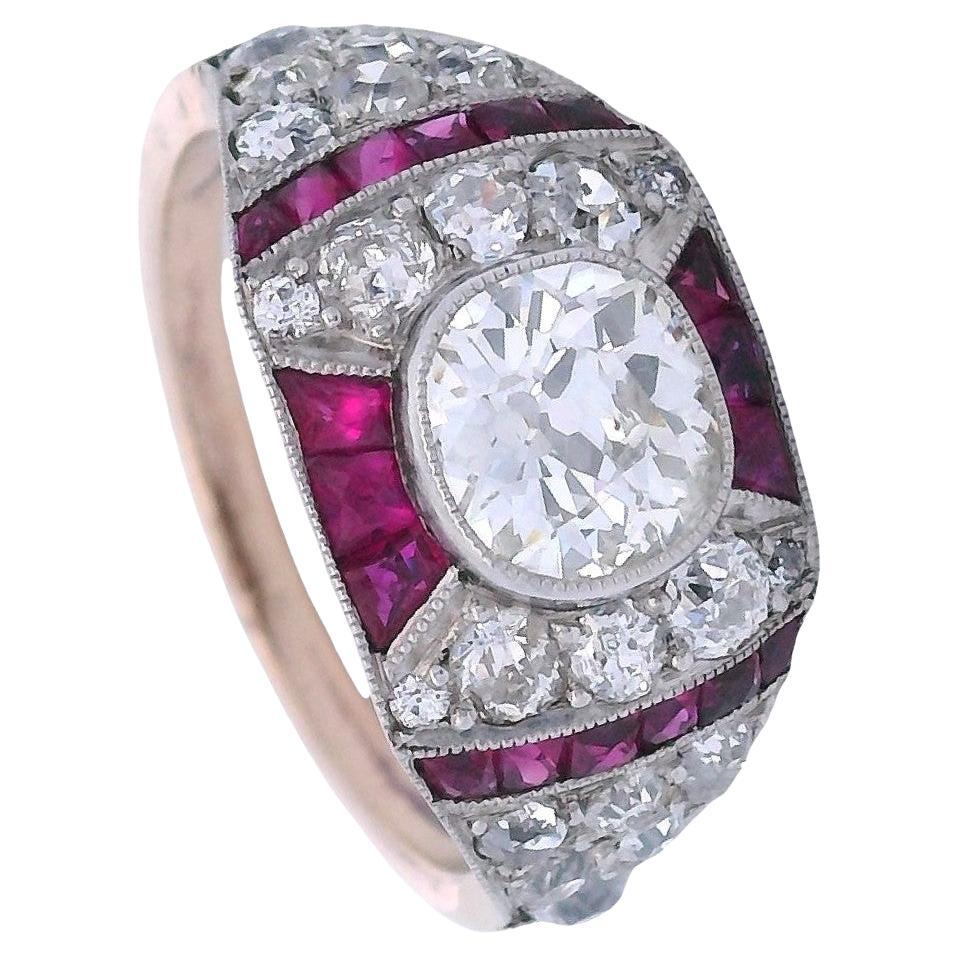 Anello Art Deco del 1920 in oro 18kt e platino con 2,50 CTW di diamanti e rubini in vendita