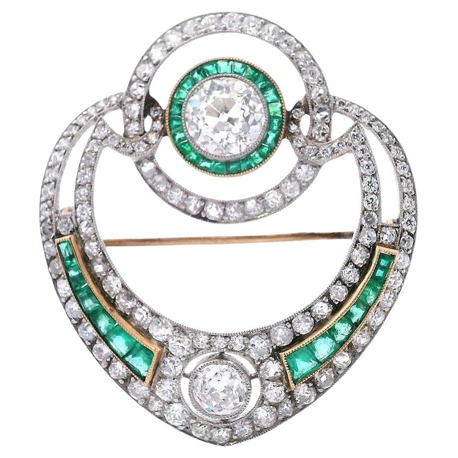 Spilla Art Deco del 1920 in oro 18kt e platino con 9,50 CTW di diamanti e smeraldi