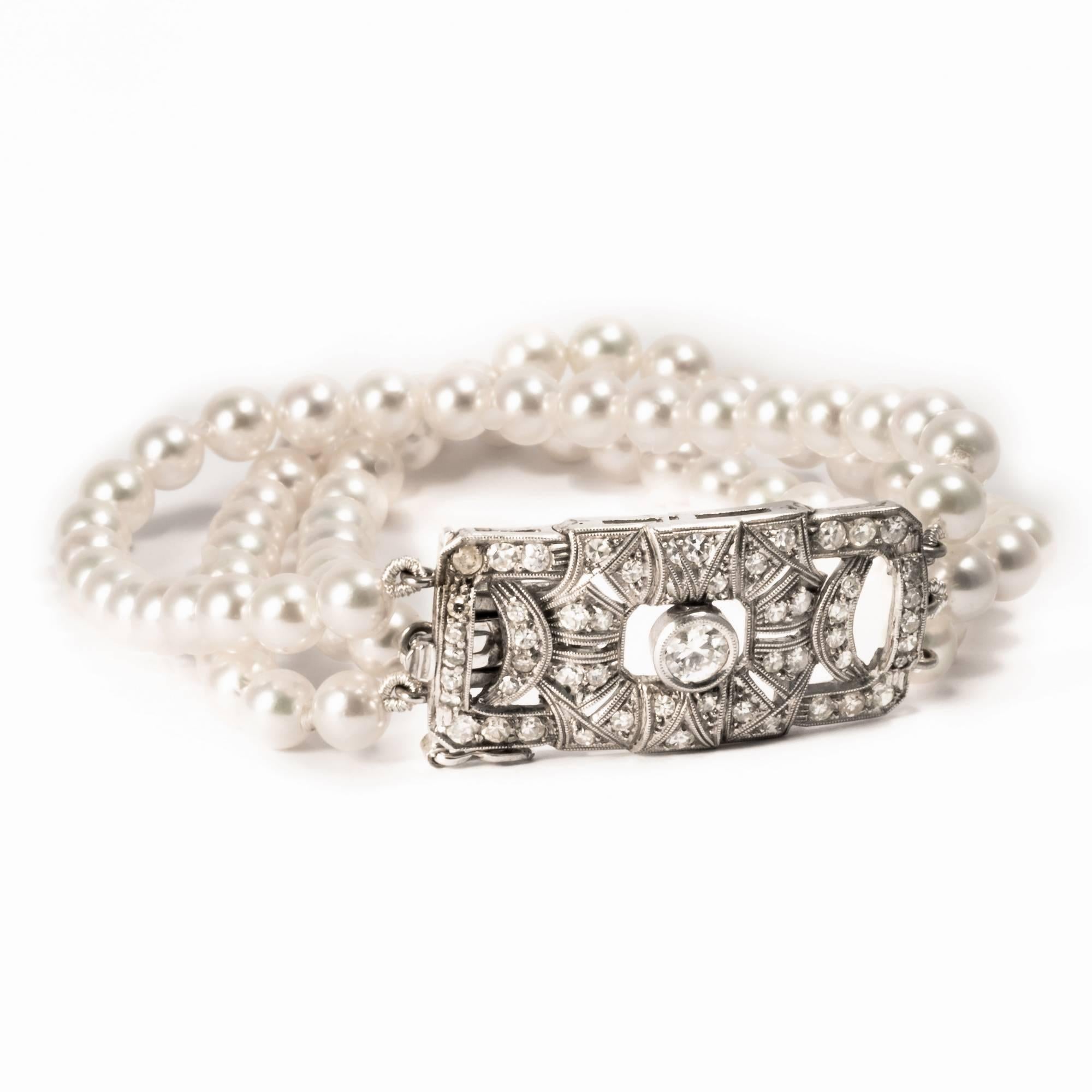 1920 Art Deco bangle shows a rectangular element made in white gold  featuring 1 diamond of approximately 0.20 carats and smaller diamonds. Deco design comes alive thank to the milgrain and to the 3 pearl threads that enlighten this bracelet.
Actual