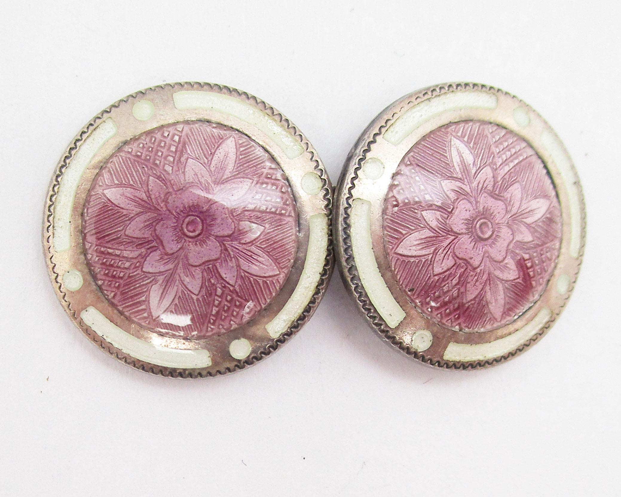 These magnificent sterling silver cufflinks feature a soft shade of lavender and an intricate floral design framed by a creamy white border. These links are in amazing shape. The enamel features killer colors that you’ll be hard pressed to find! The