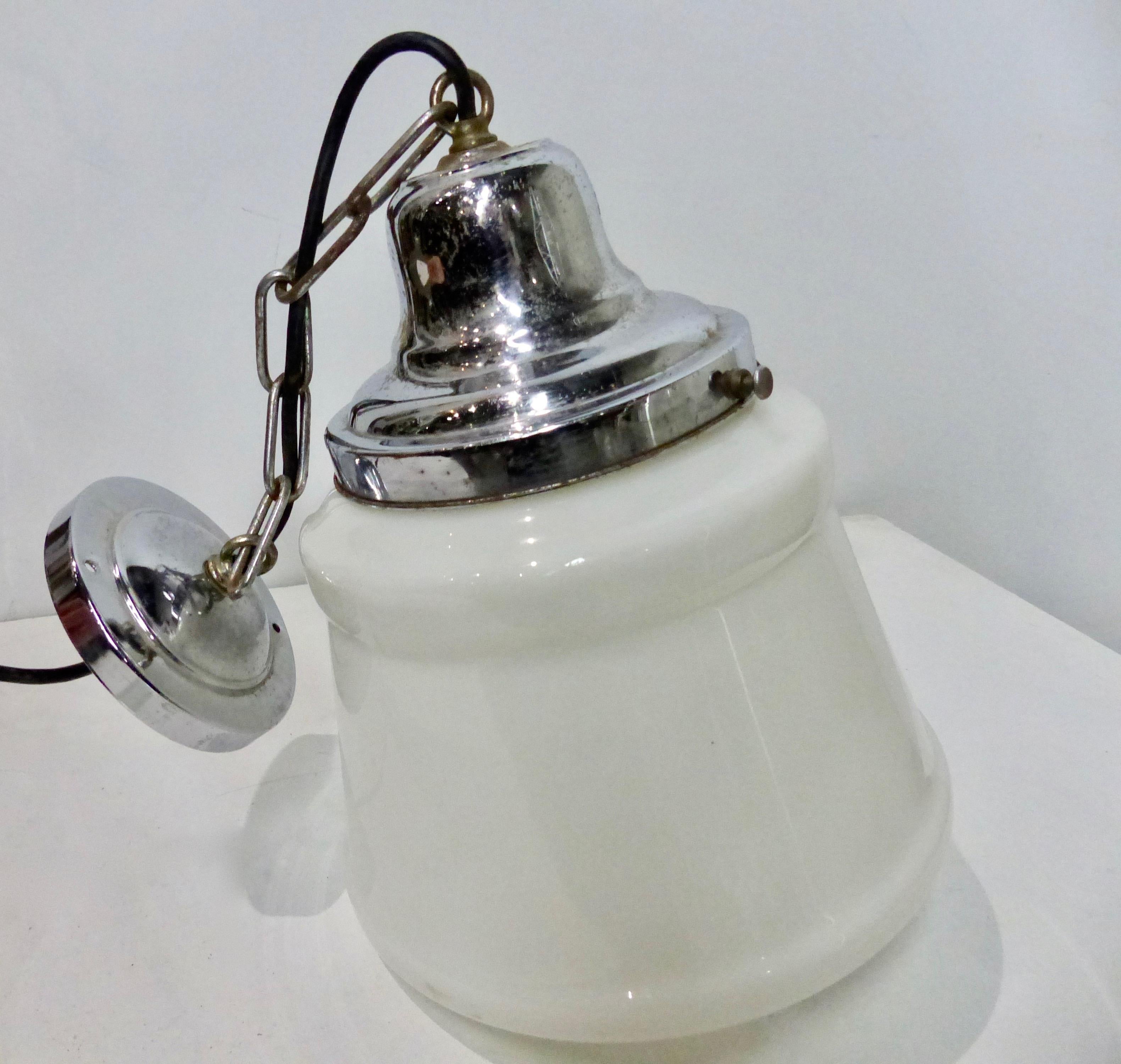 Nord-américain Lampe à suspension Art Déco 1920 en verre dépoli et chrome en vente