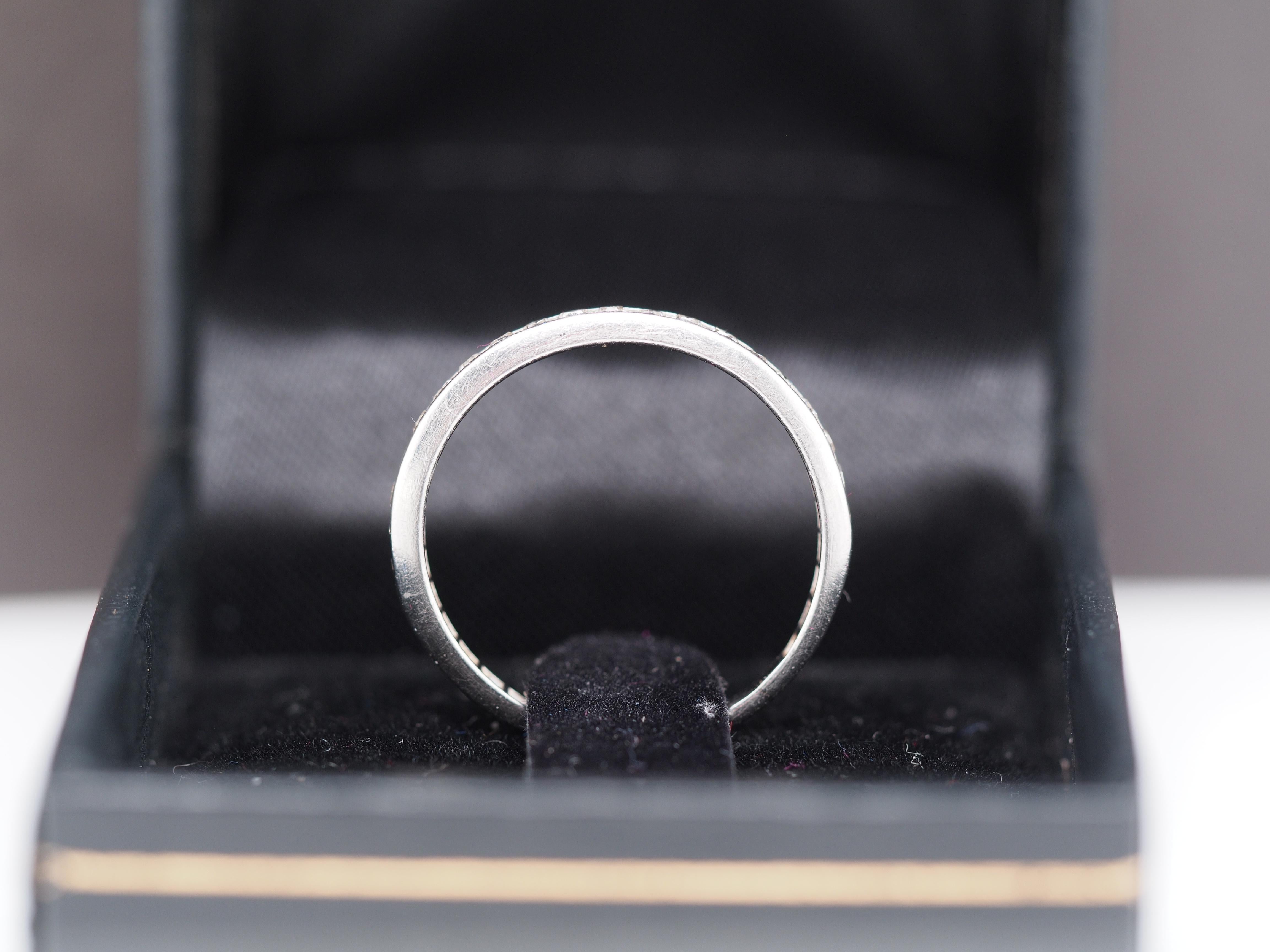 1920 Art Deco Platinum 1.00cttw Antique Cut Diamond Wedding Band In Good Condition For Sale In Hicksville, NY