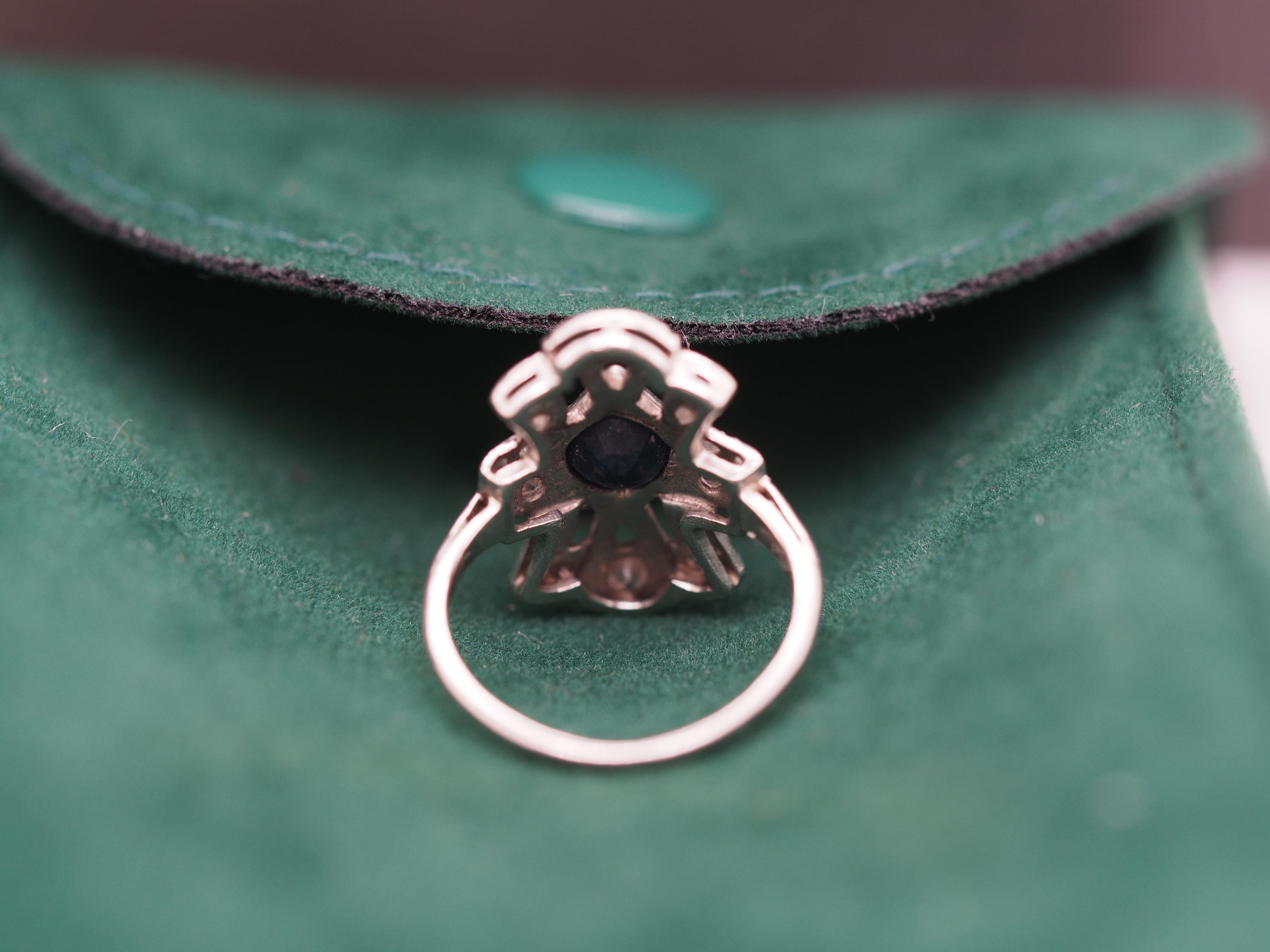 Taglio antico europeo 1920 Anello di fidanzamento Art Deco in platino con diamante vecchio europeo da 0,40 carati e zaffiro in vendita