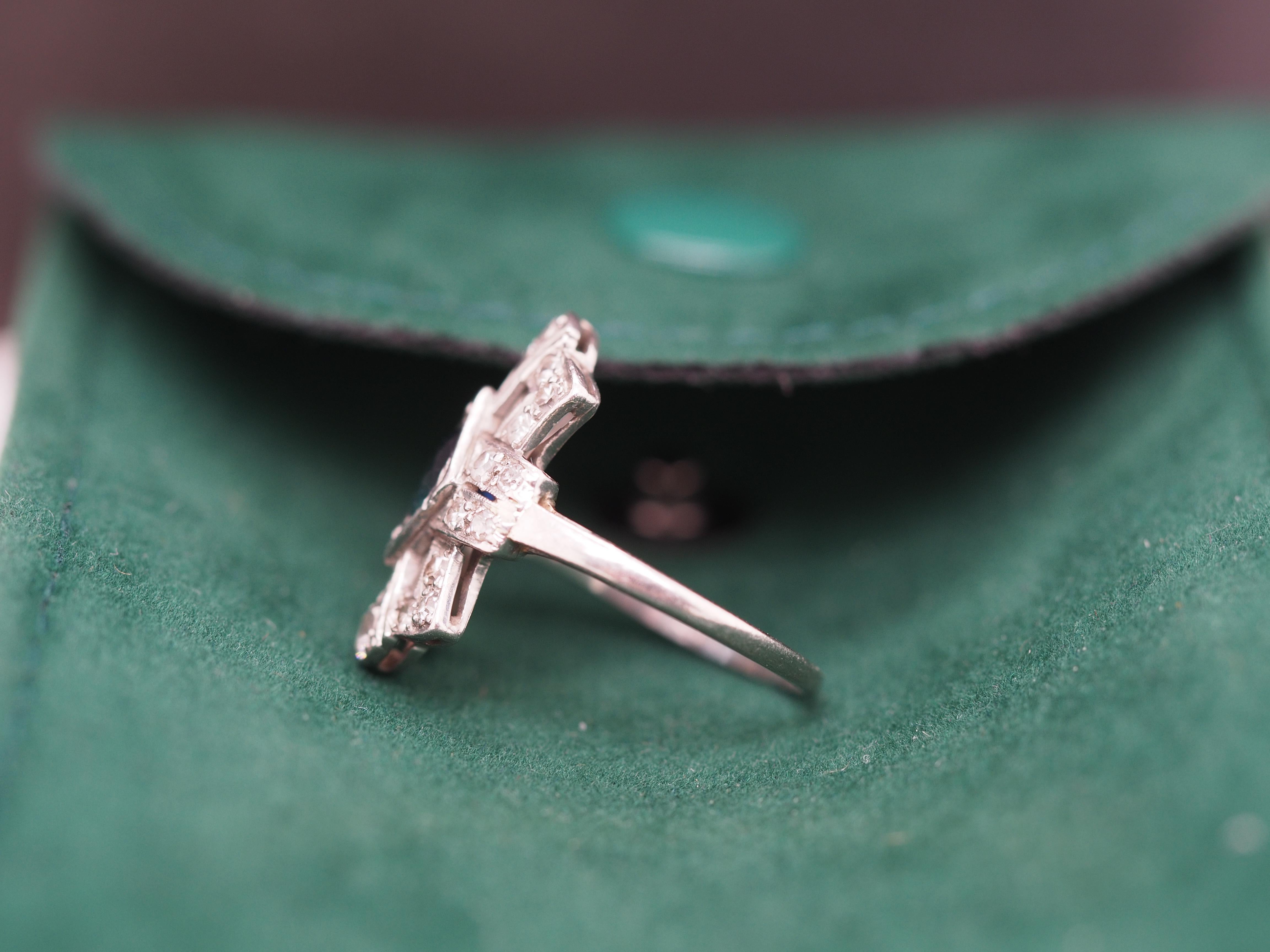 1920 Anello di fidanzamento Art Deco in platino con diamante vecchio europeo da 0,40 carati e zaffiro In condizioni buone in vendita a Hicksville, NY