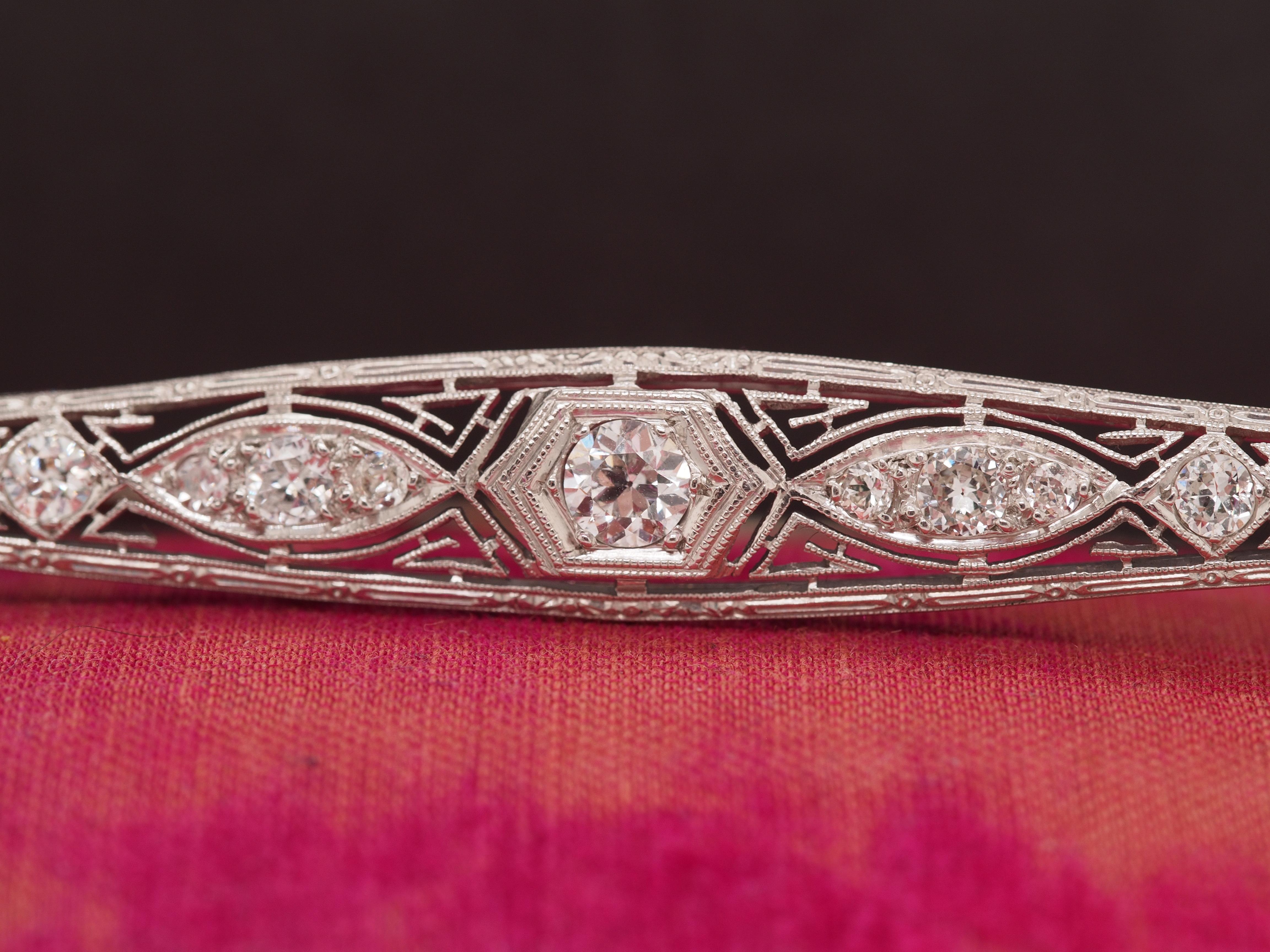 1920 Art Deco Platin .80cttw Alte Europäische Brillant Diamant Pin (Art déco) im Angebot