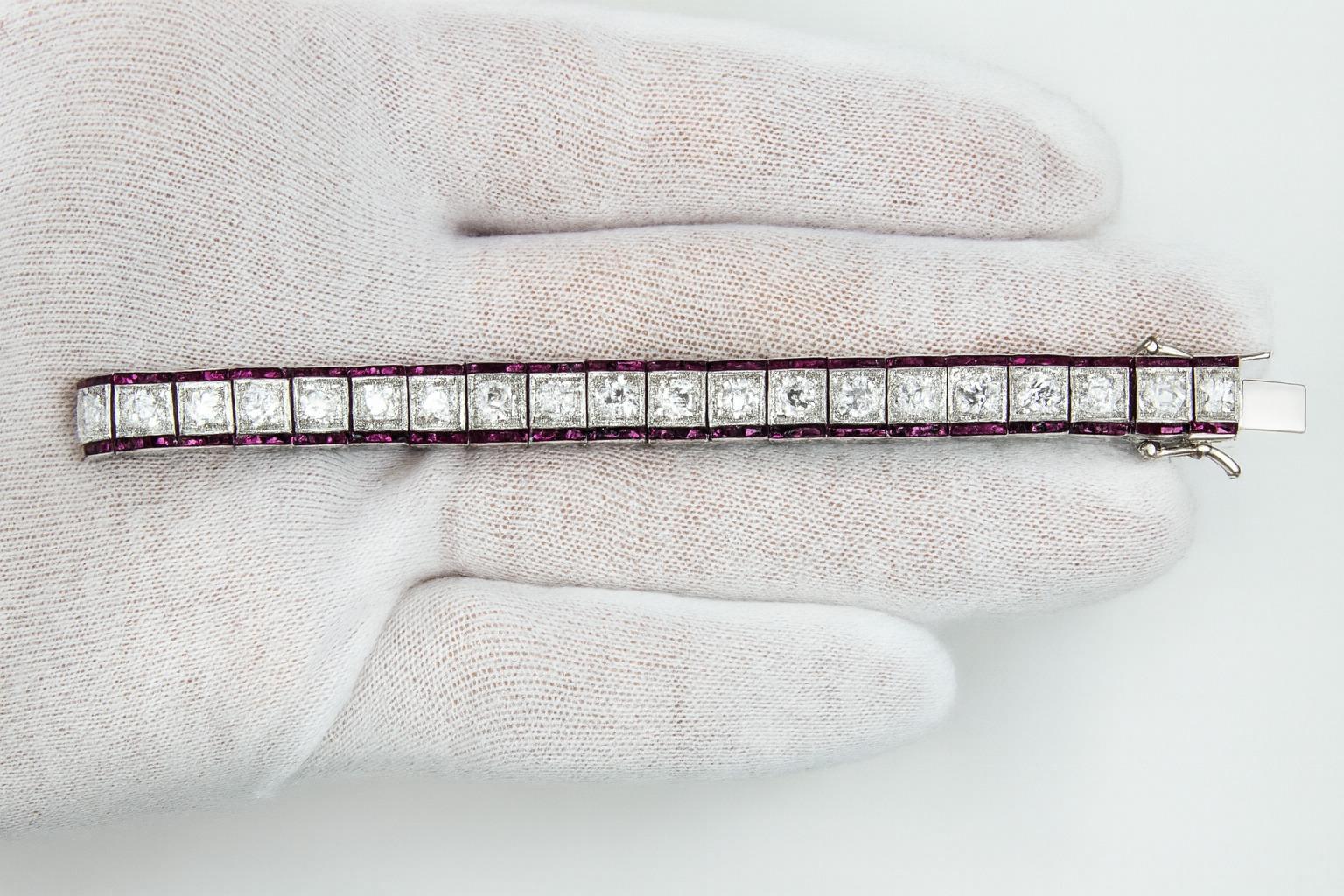 Este exquisito brazalete Art Déco antiguo captura la elegancia de los años 20 con un diseño refinado y magníficas piedras preciosas. Hecha a mano en platino y con un peso de 48 gramos, la pulsera mide 15,5 cm de largo y 8 mm de ancho, ajustándose