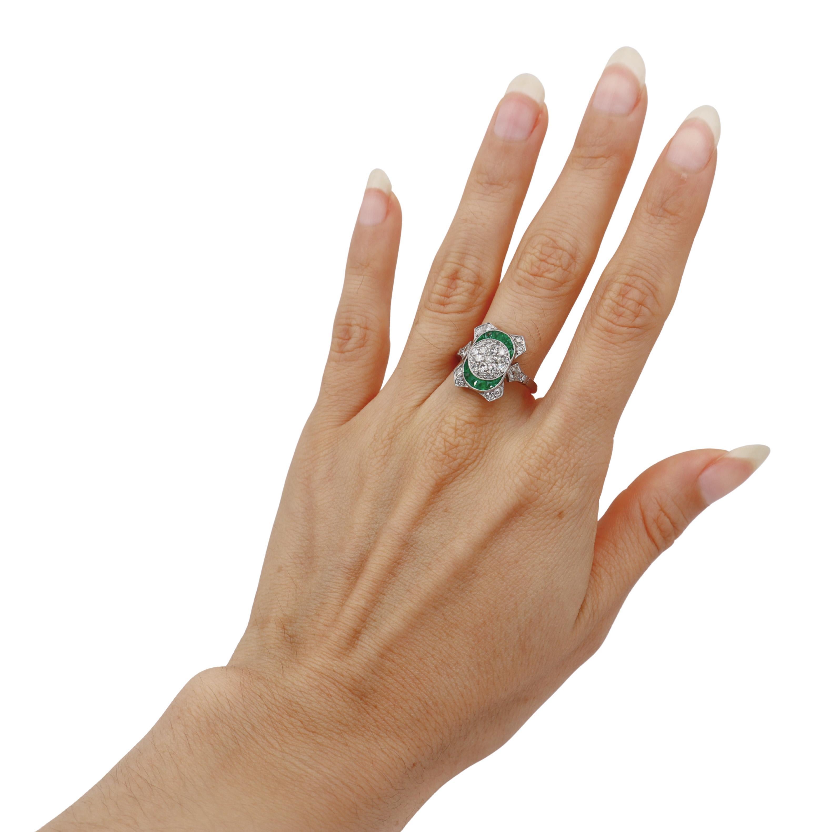Este exquisito anillo Art Déco muestra la maestría artesanal de la época, elaborado en brillante platino y con 31 diamantes de mina antigua y talla única que suman un total de 0,92 quilates de hermoso color G-H y claridad VS, elegantemente