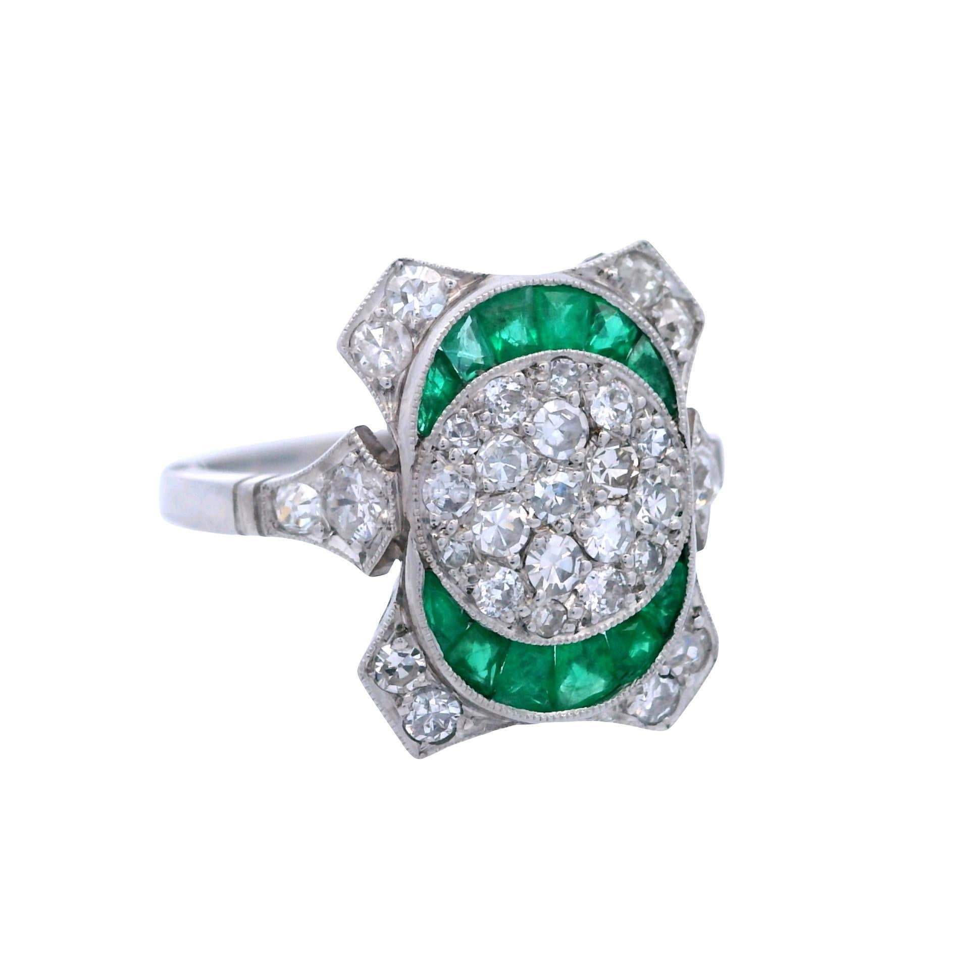 1920 Anillo Art Decó de Platino con 1,42 CTW en Diamantes y Esmeraldas Talla antigua en venta