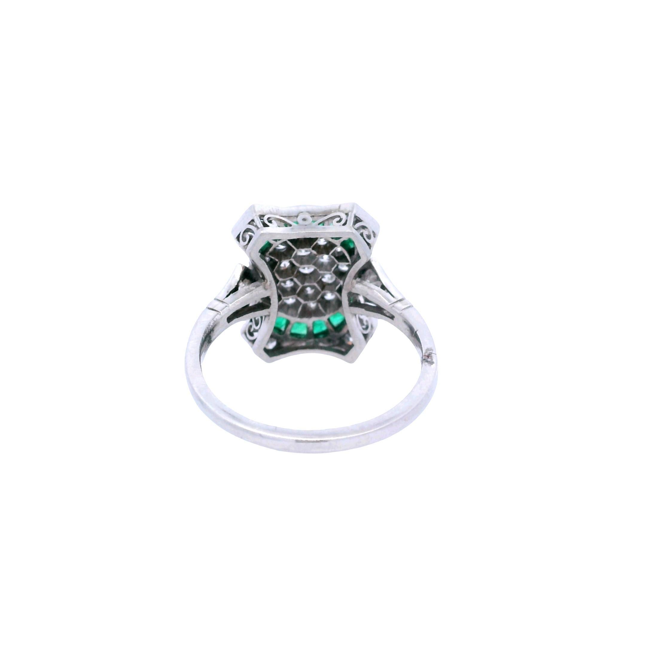 1920 Anillo Art Decó de Platino con 1,42 CTW en Diamantes y Esmeraldas en venta 2