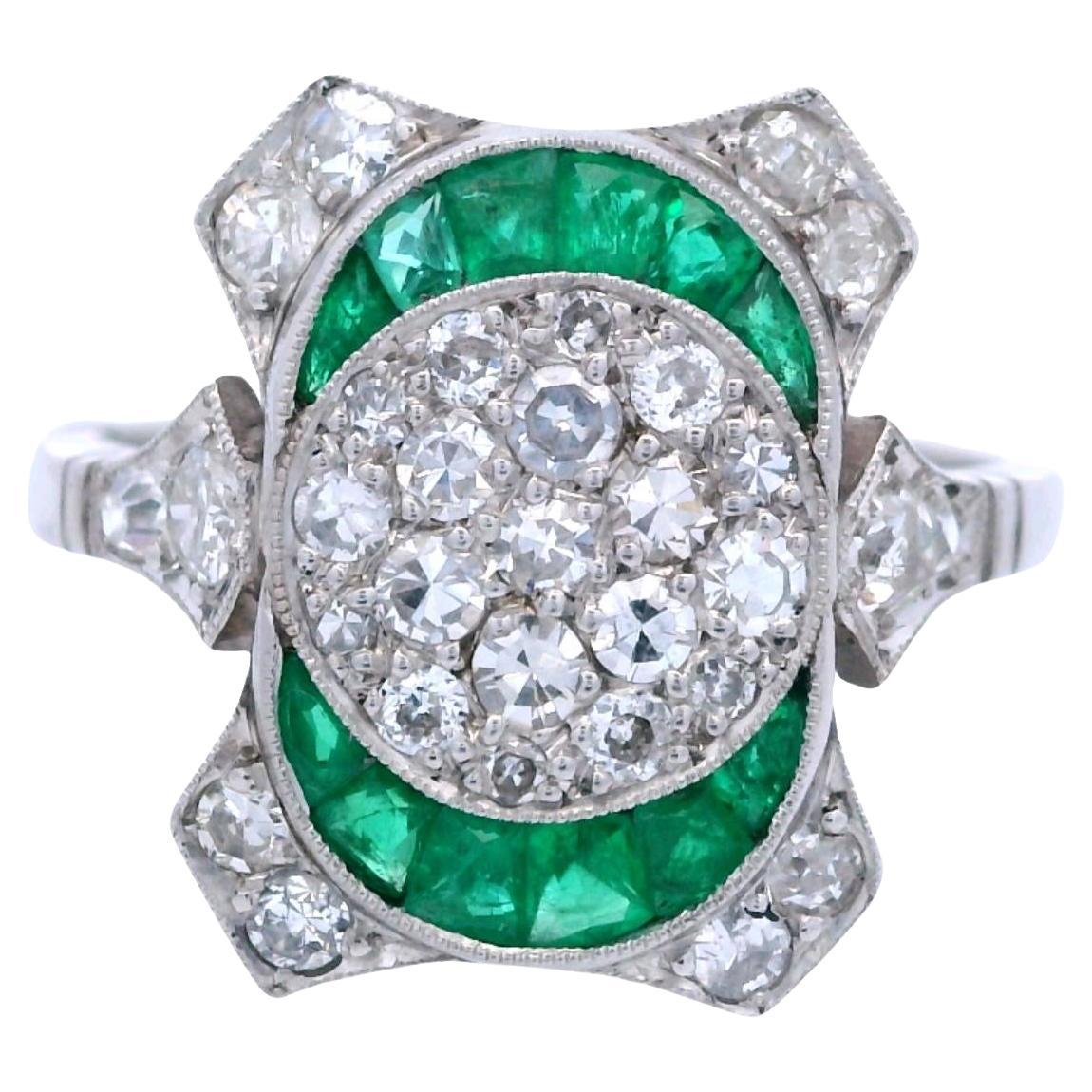 1920 Anillo Art Decó de Platino con 1,42 CTW en Diamantes y Esmeraldas en venta