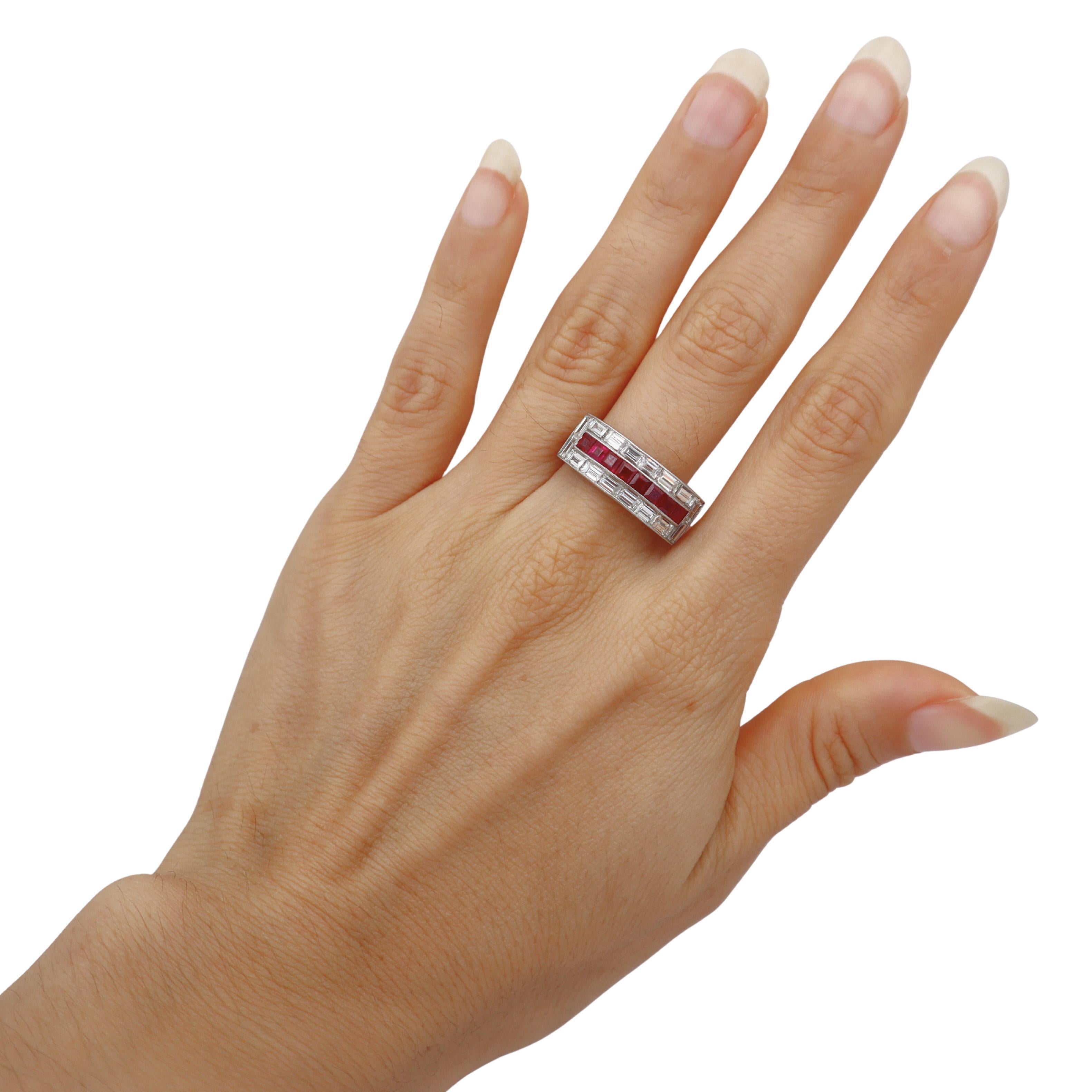 Dieser spektakuläre Art-Déco-Ring zeigt das kühne geometrische Design der Epoche. Er ist aus glänzendem Platin gefertigt und enthält 8 Rubine in Edelsteinqualität im Quadratschliff mit einem Gesamtgewicht von 1,60 Karat, dramatisch umrahmt von 16