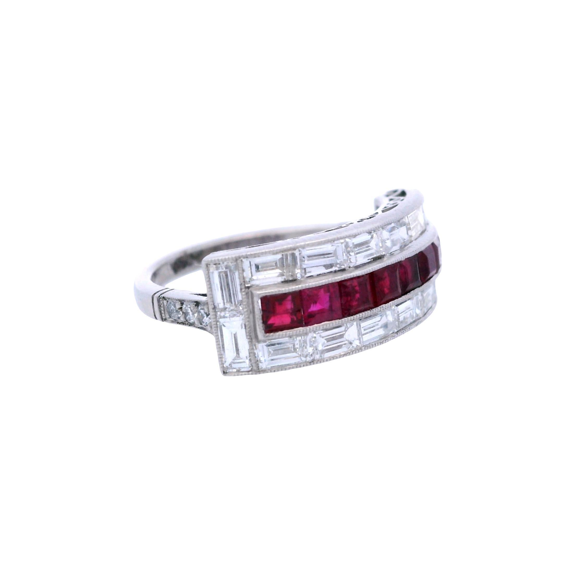 1920 Art Deco Platin Ring mit 3,00 Karat in Diamanten und Rubinen (Art déco) im Angebot
