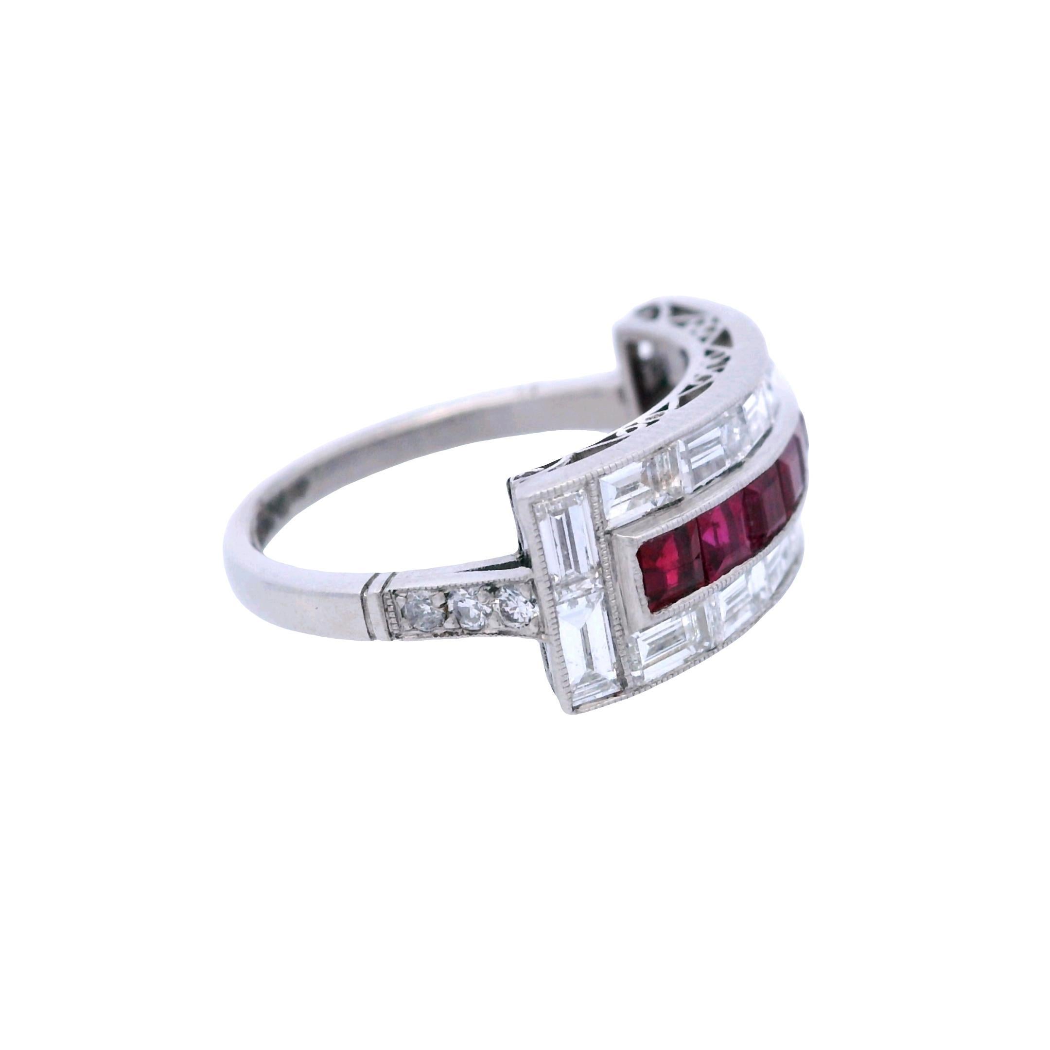 1920 Art Deco Platin Ring mit 3,00 Karat in Diamanten und Rubinen (Carréeschliff) im Angebot