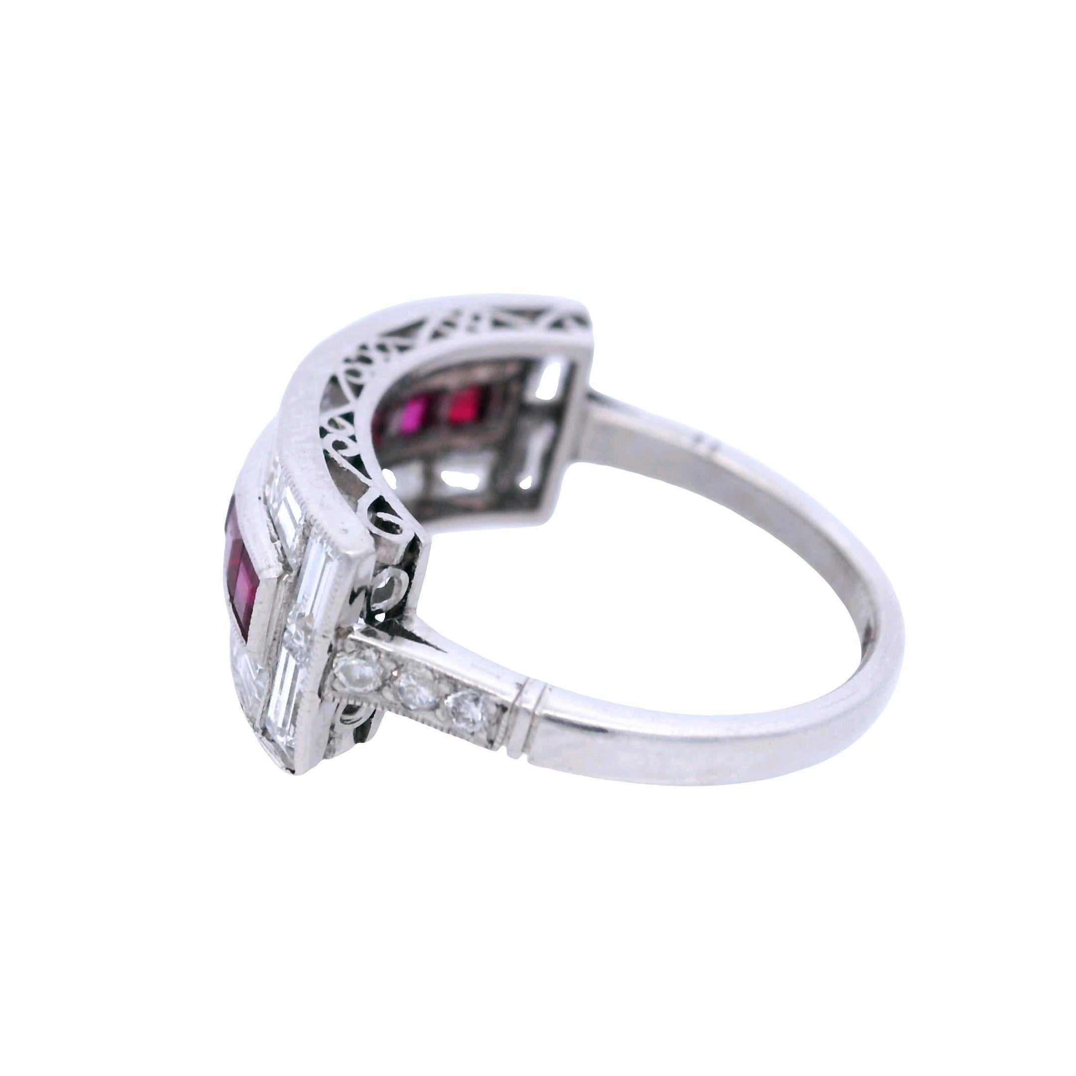 1920 Art Deco Platin Ring mit 3,00 Karat in Diamanten und Rubinen für Damen oder Herren im Angebot