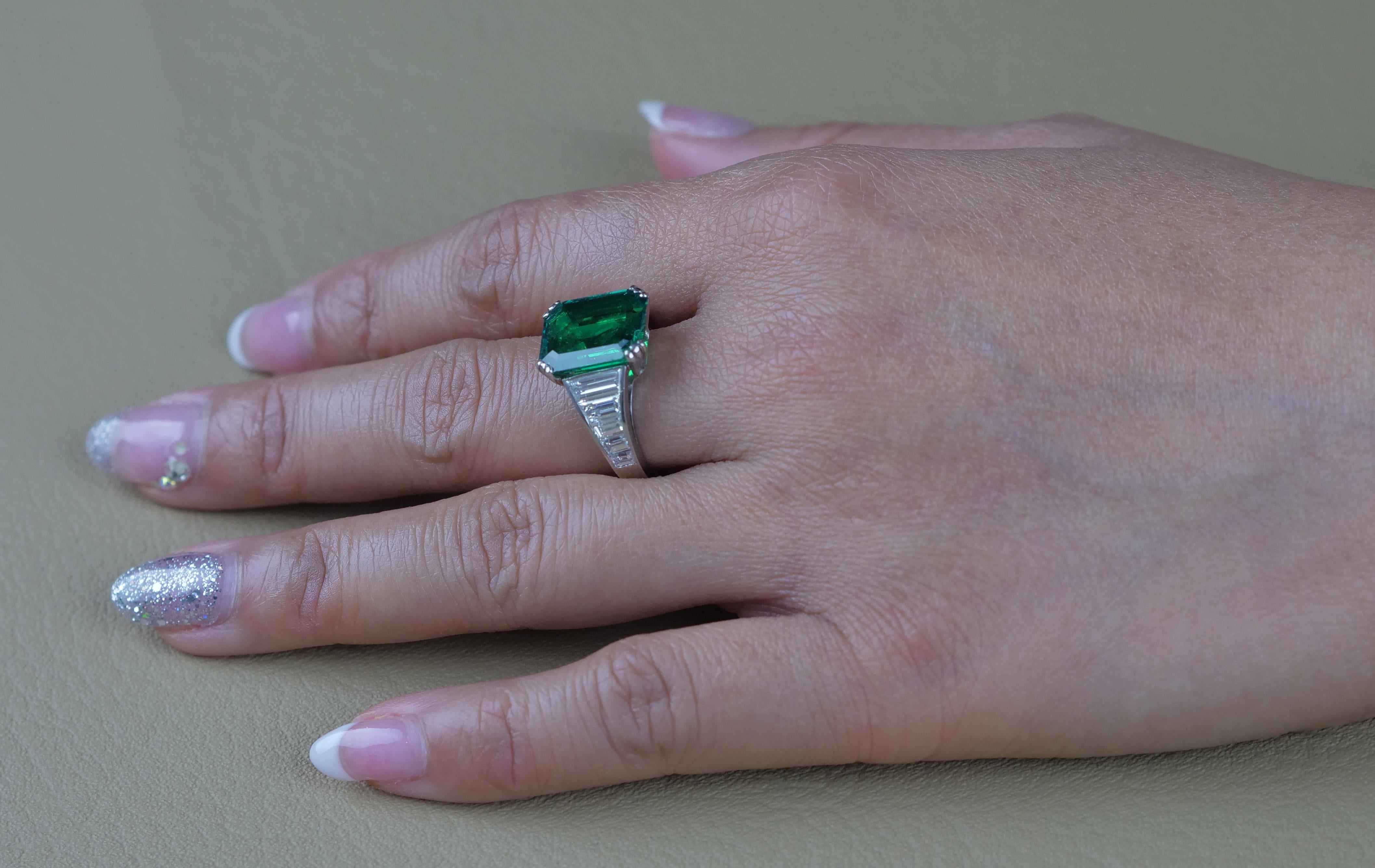 1920 Art Deco SSEF Swiss Certified Colombian Emerald 4.0 Carat and Diamond Ring In Excellent Condition In London, GB