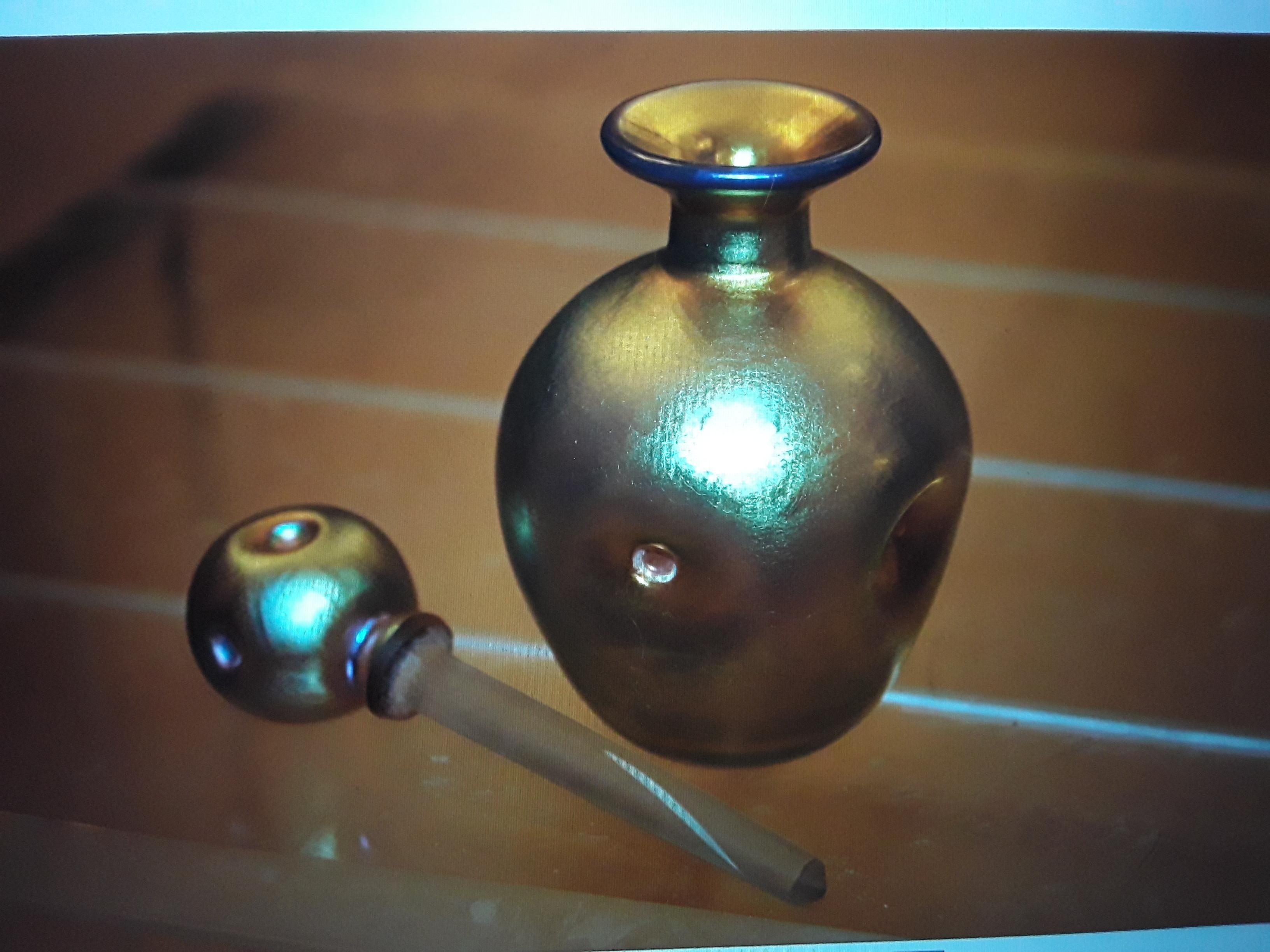 Bottiglia di profumo in vetro Steuben Glass Epoca Oro [Tipo Aurene] del 1920 con tubetto In condizioni buone in vendita a Opa Locka, FL