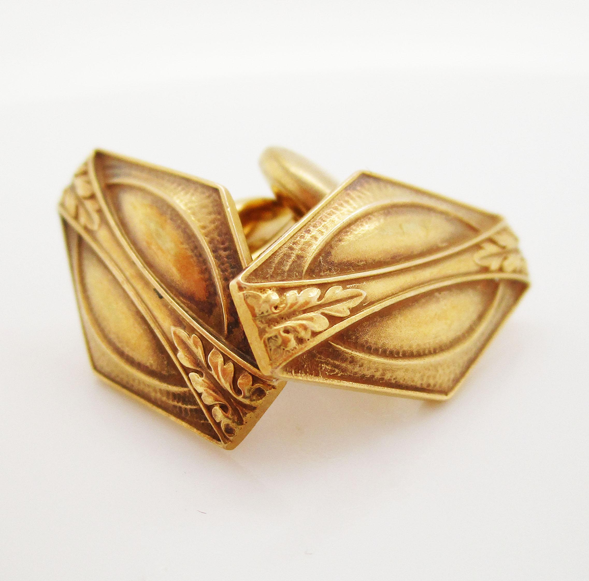 Estos magníficos eslabones de oro amarillo de 14 quilates son de Whiteside and Blank y datan de 1920, lo que significa que destilan elegancia Decó. Los eslabones tienen un panel geométrico dramáticamente largo acentuado por detalles finamente