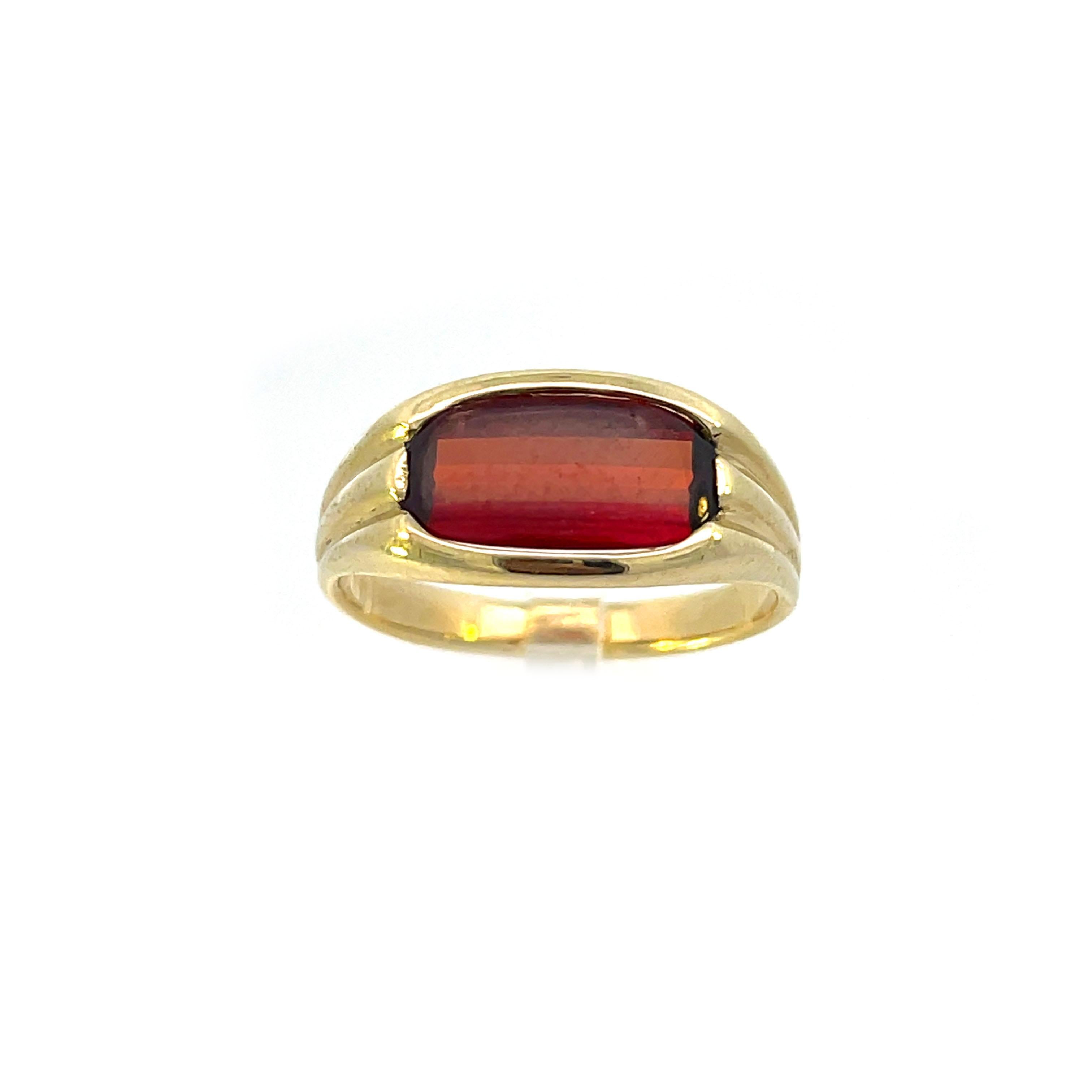 Dies ist eine schöne 10K Gelbgold 1920's Art Deco Ring, der mit einem lebendigen roten Granat Lünette in der Mitte gesetzt geschmückt ist. Dieses zeitlose Schmuckstück präsentiert einen saftigen, leuchtend roten Granat in einer glänzenden