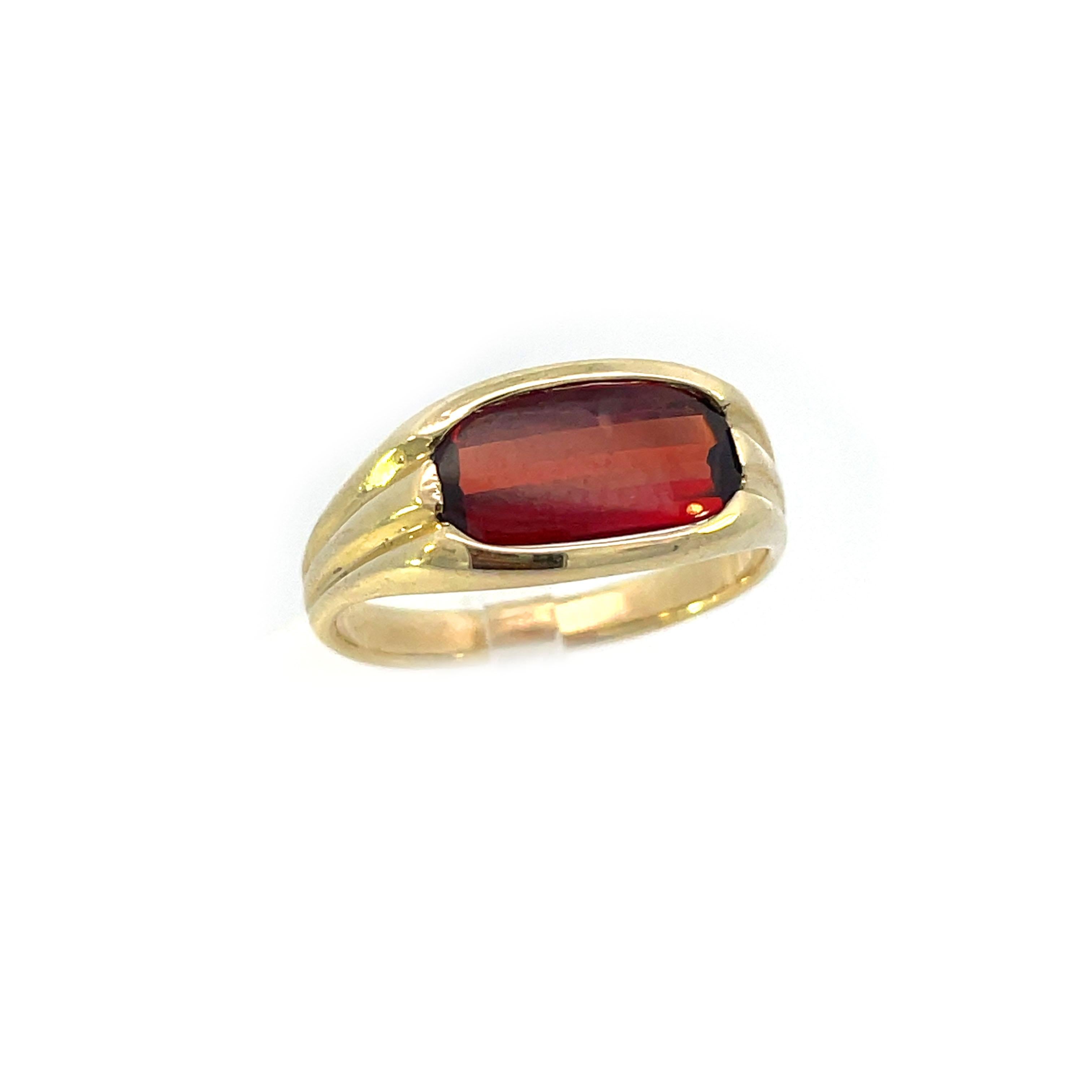 Art Deco Gelbgold Granatring mit Lünettenfassung, 1920 (Art déco)