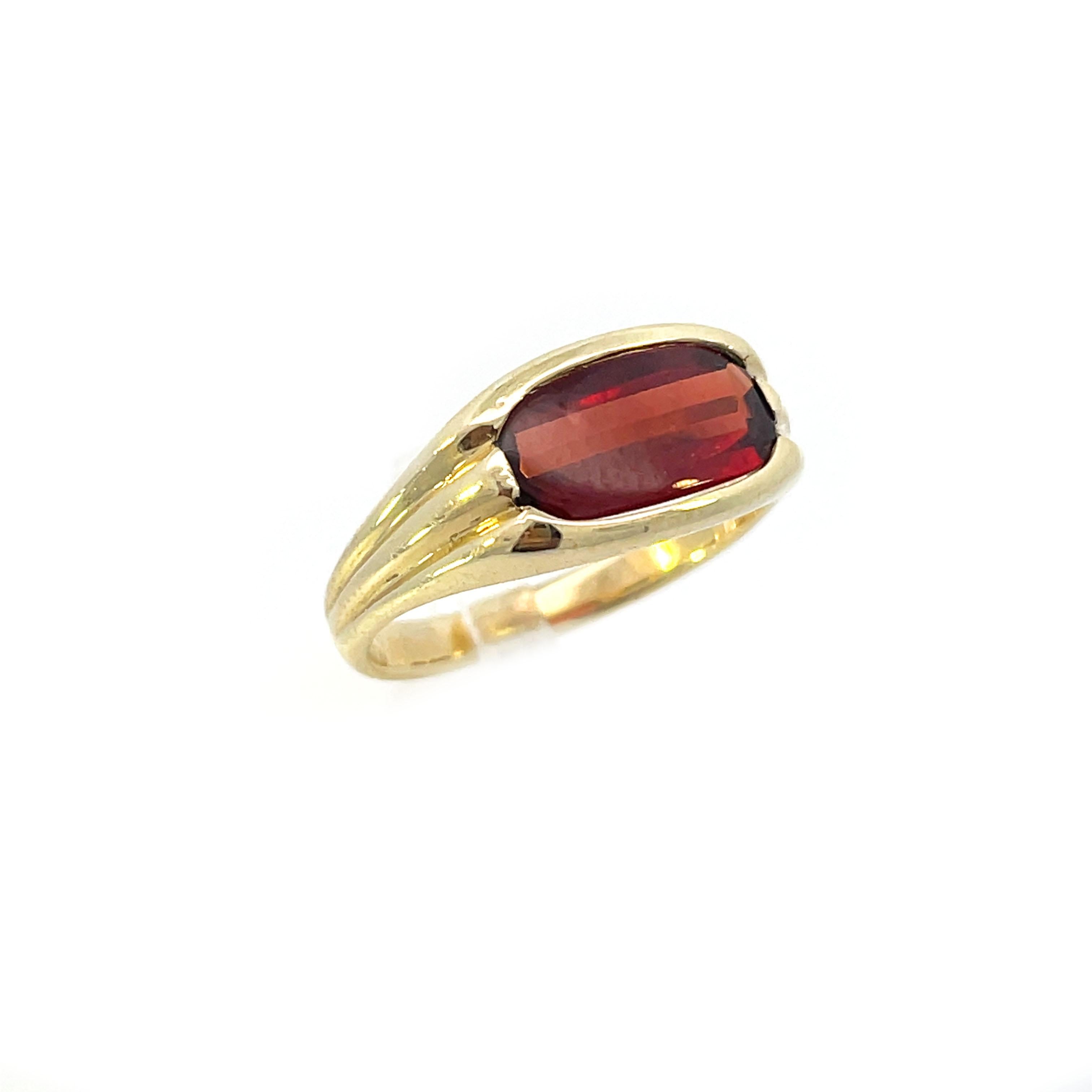 Art Deco Gelbgold Granatring mit Lünettenfassung, 1920 (Ungeschliffen)