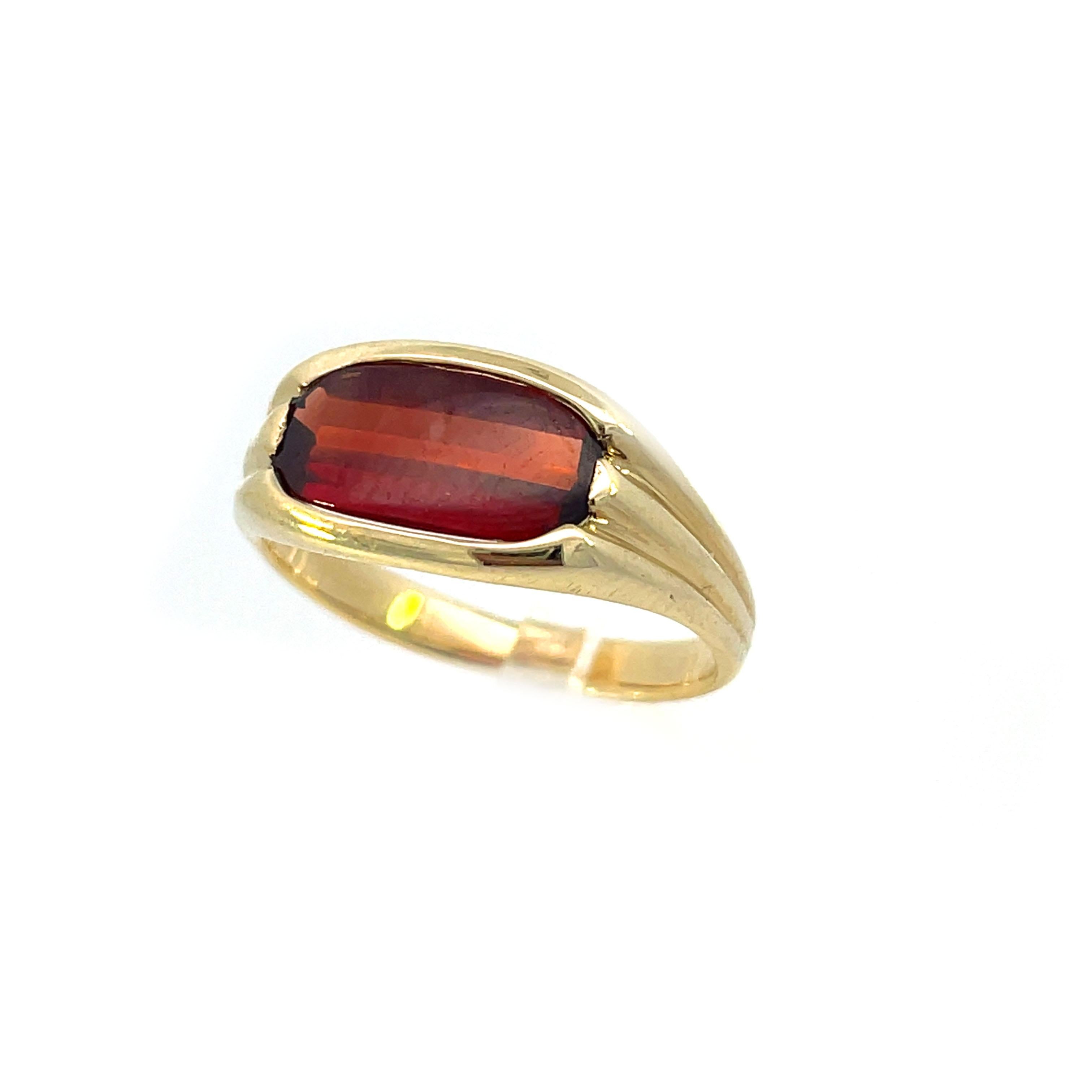 Art Deco Gelbgold Granatring mit Lünettenfassung, 1920 im Zustand „Hervorragend“ in Lexington, KY