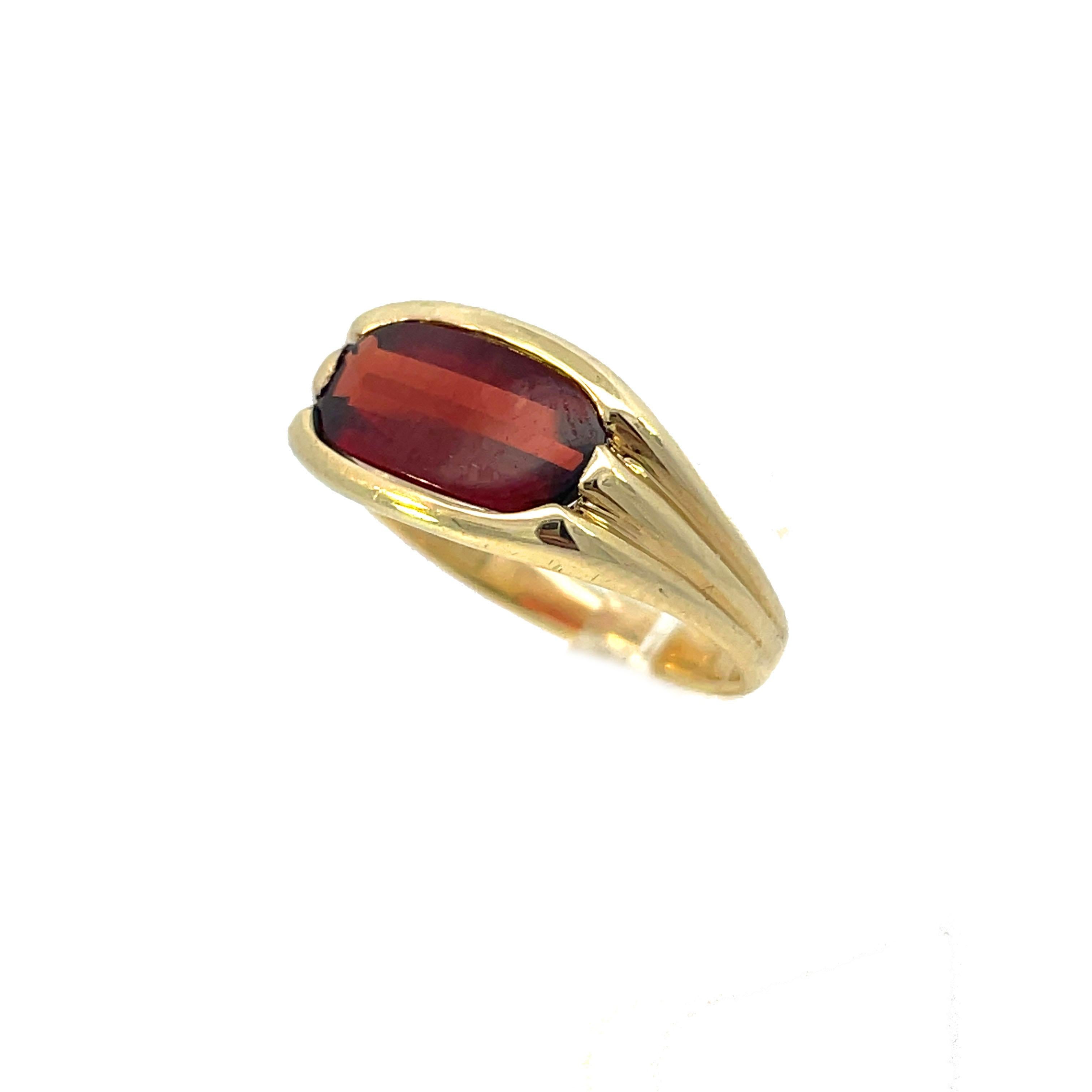 Art Deco Gelbgold Granatring mit Lünettenfassung, 1920 Damen