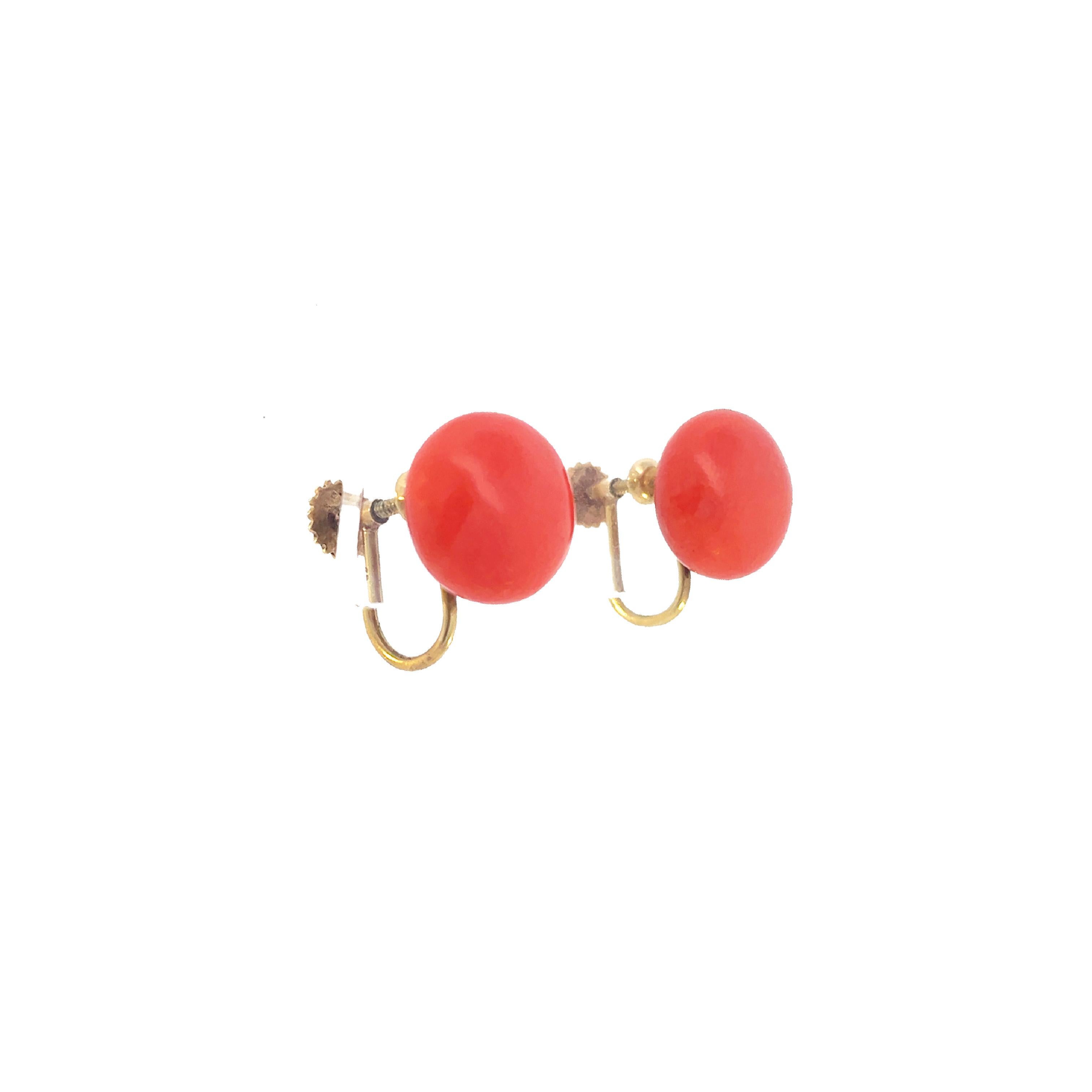 1920 Austrian Natural Coral 18K Yellow Gold Screw Back Earrings In Excellent Condition In Lexington, KY