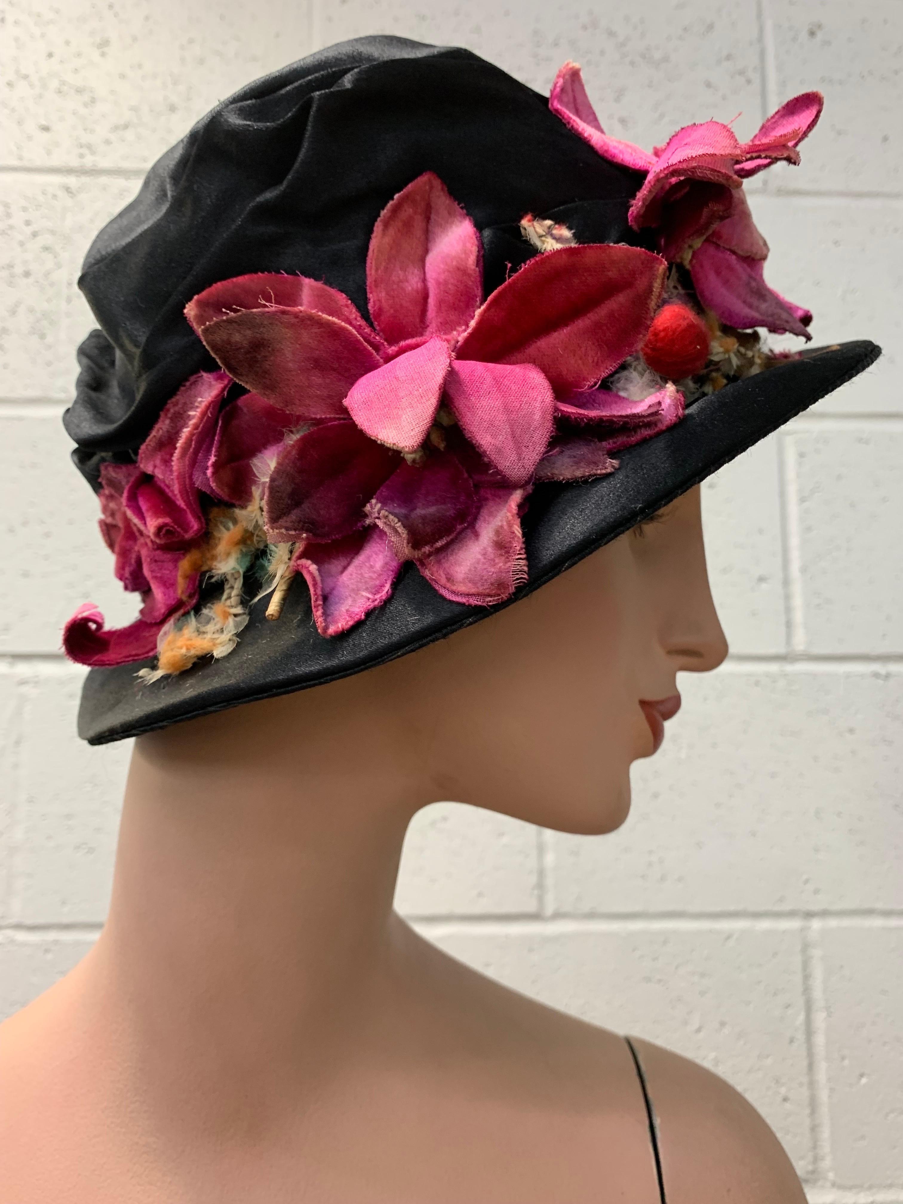 1920 Schwarze geraffte Cloche aus Seiden-Satin mit Kronenbesatz und Magenta-Samt-Blumenblumen im Angebot 5