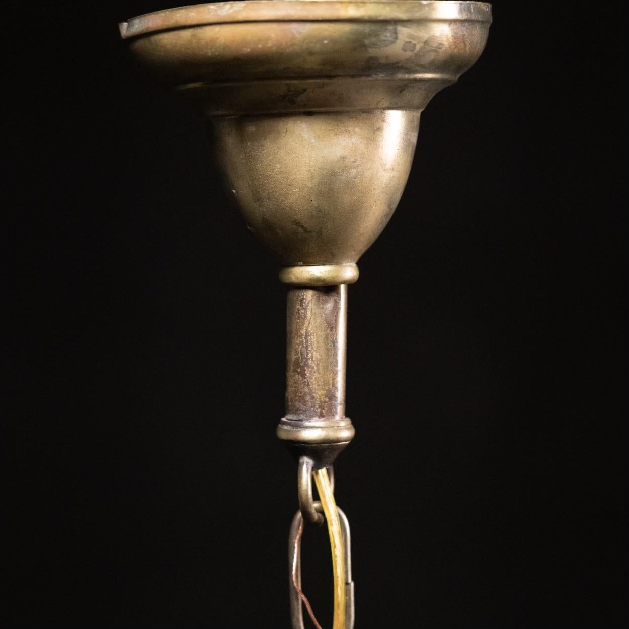 1920 Messing Milchglas Pendelleuchte im Zustand „Gut“ im Angebot in Surrey, BC