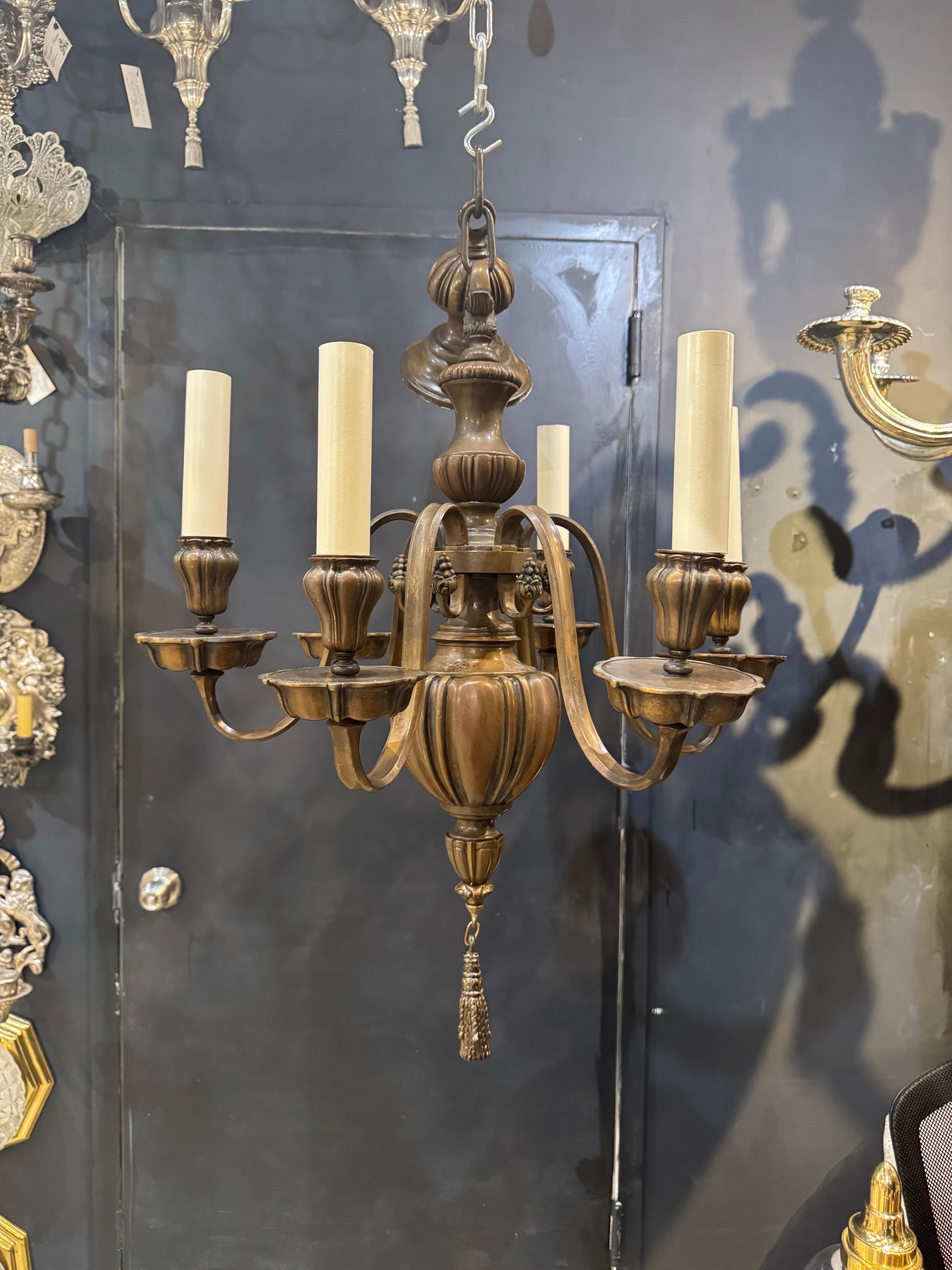 Lampadario in bronzo Caldwell del 1920 circa con patina originale, 6 luci. Can. Silver potrebbe essere placcato in argento. Sono disponibili applique abbinate in argento e bronzo. 