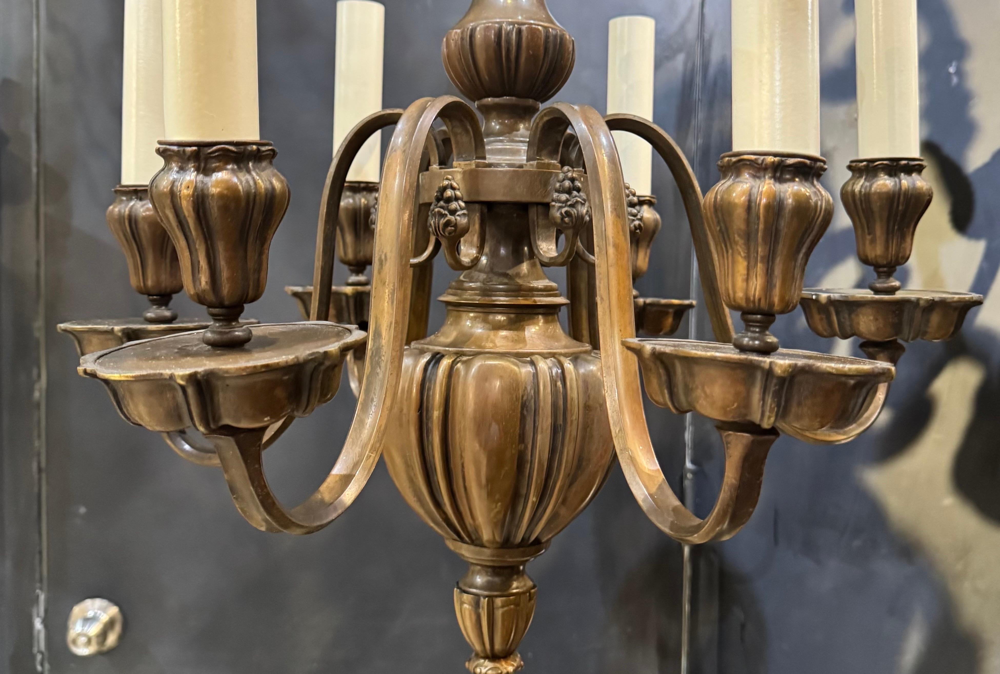 Neoclassico 1920 Caldwell Lampadario in bronzo con patina 6 luci in vendita