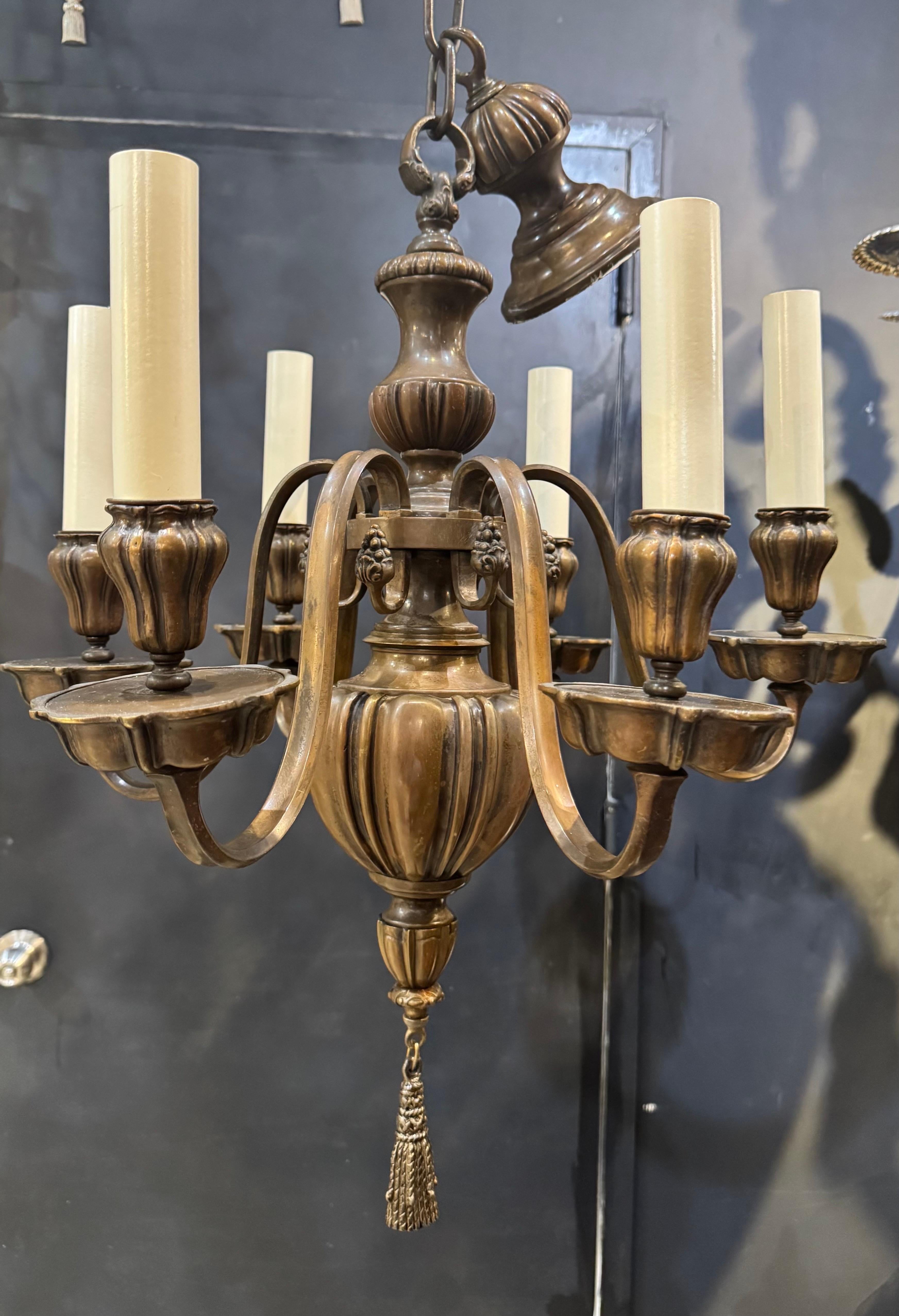 Americano 1920 Caldwell Lampadario in bronzo con patina 6 luci in vendita