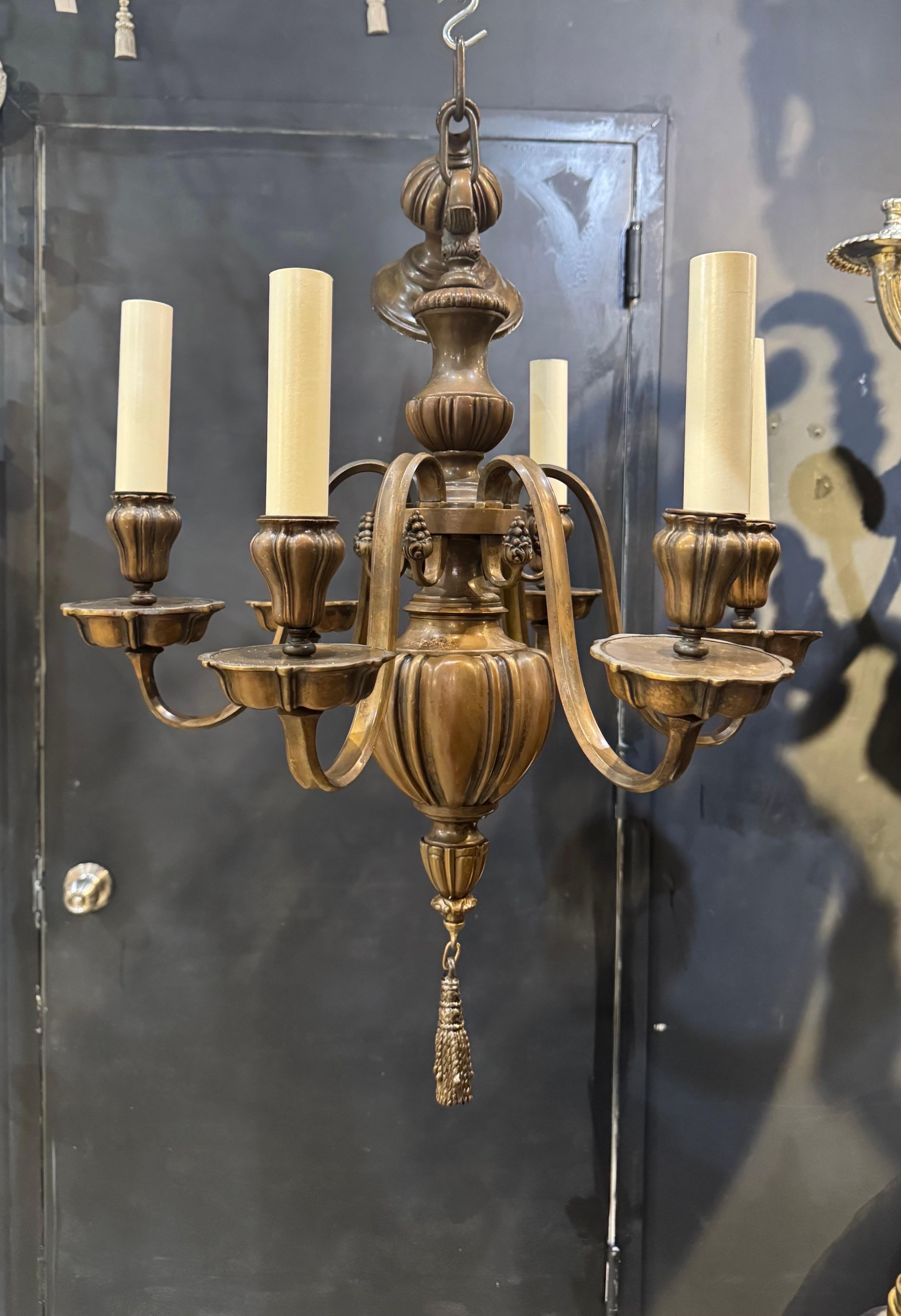 1920 Caldwell Lampadario in bronzo con patina 6 luci In condizioni buone in vendita a New York, NY