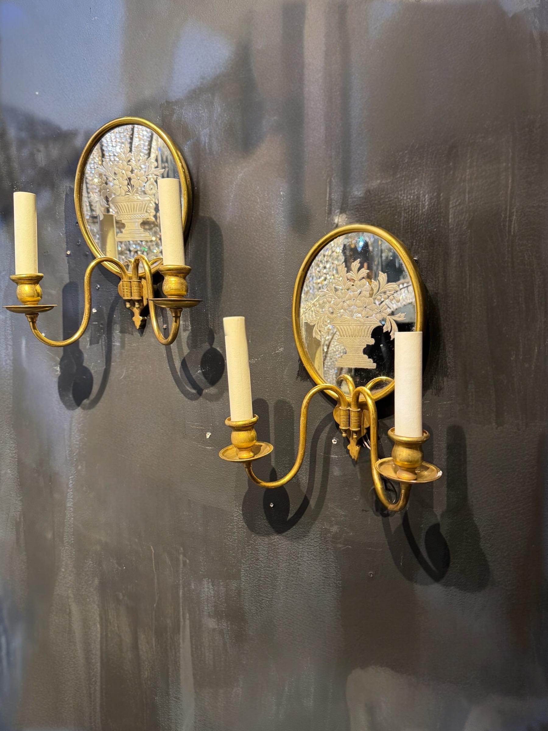 Circa 1920 Caldwell miroir gravé et appliques en bronze avec design de fleurs. nouvelle installation électrique UL 