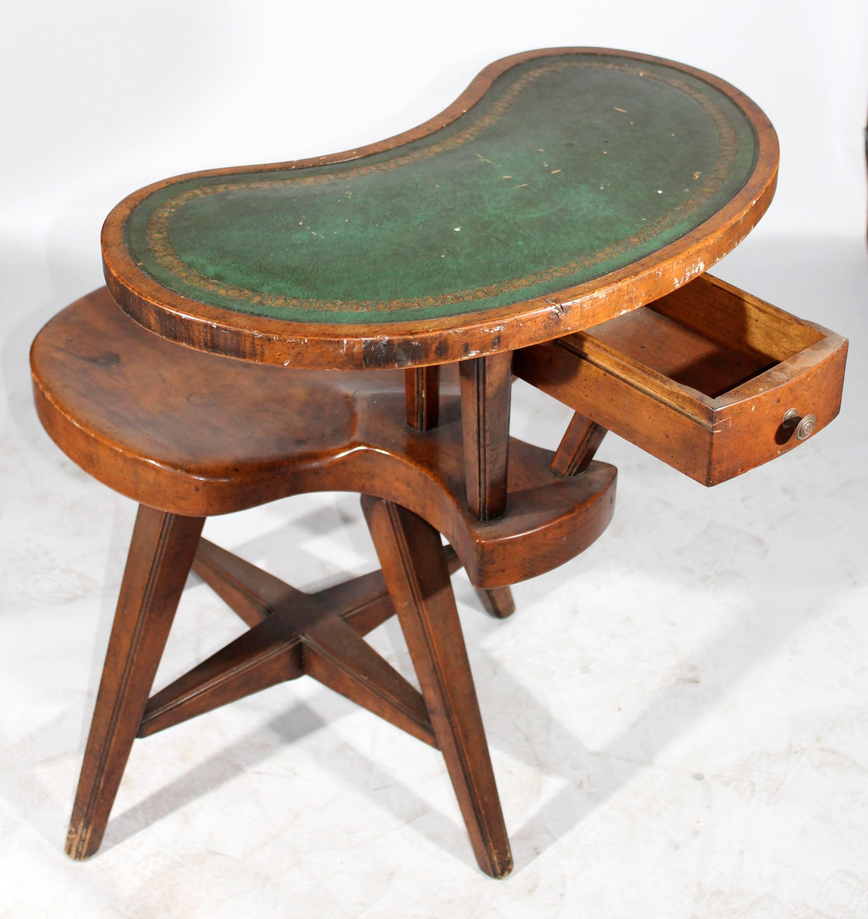 1920 Cock Fight Betting Walnut Seat In Good Condition In Marbella, ES