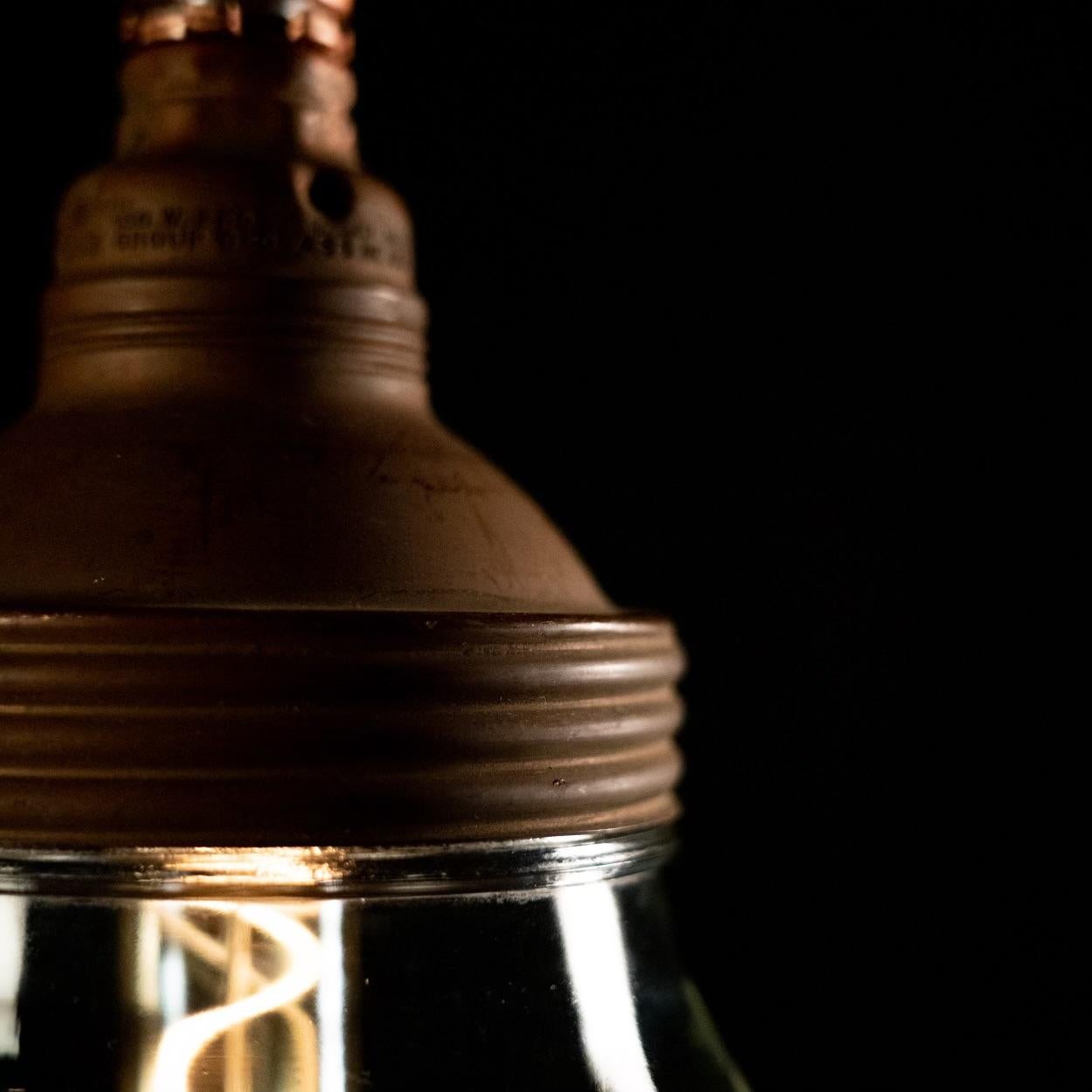 1920 cuivre benjamin industriel  Globe Lighting Suspension en verre Bon état - En vente à Surrey, BC