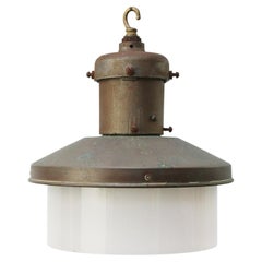 Lampe à suspension industrielle vintage en verre opalin blanc cuivré Industria Rotterdam de 1920