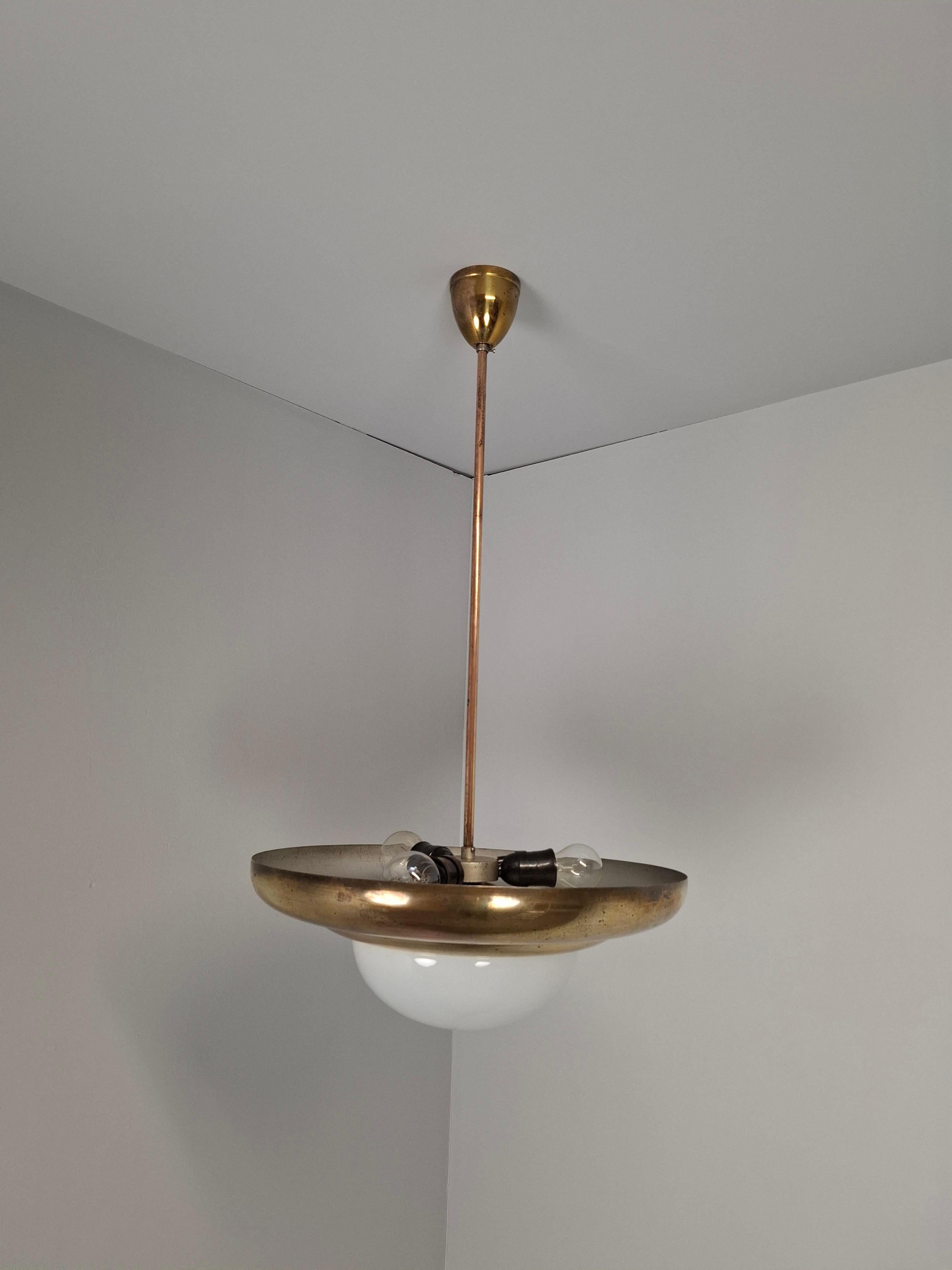 1920 Lámpara colgante checoslovaca Art Decó de latón y cristal opalino, Napako 13443 en venta 4