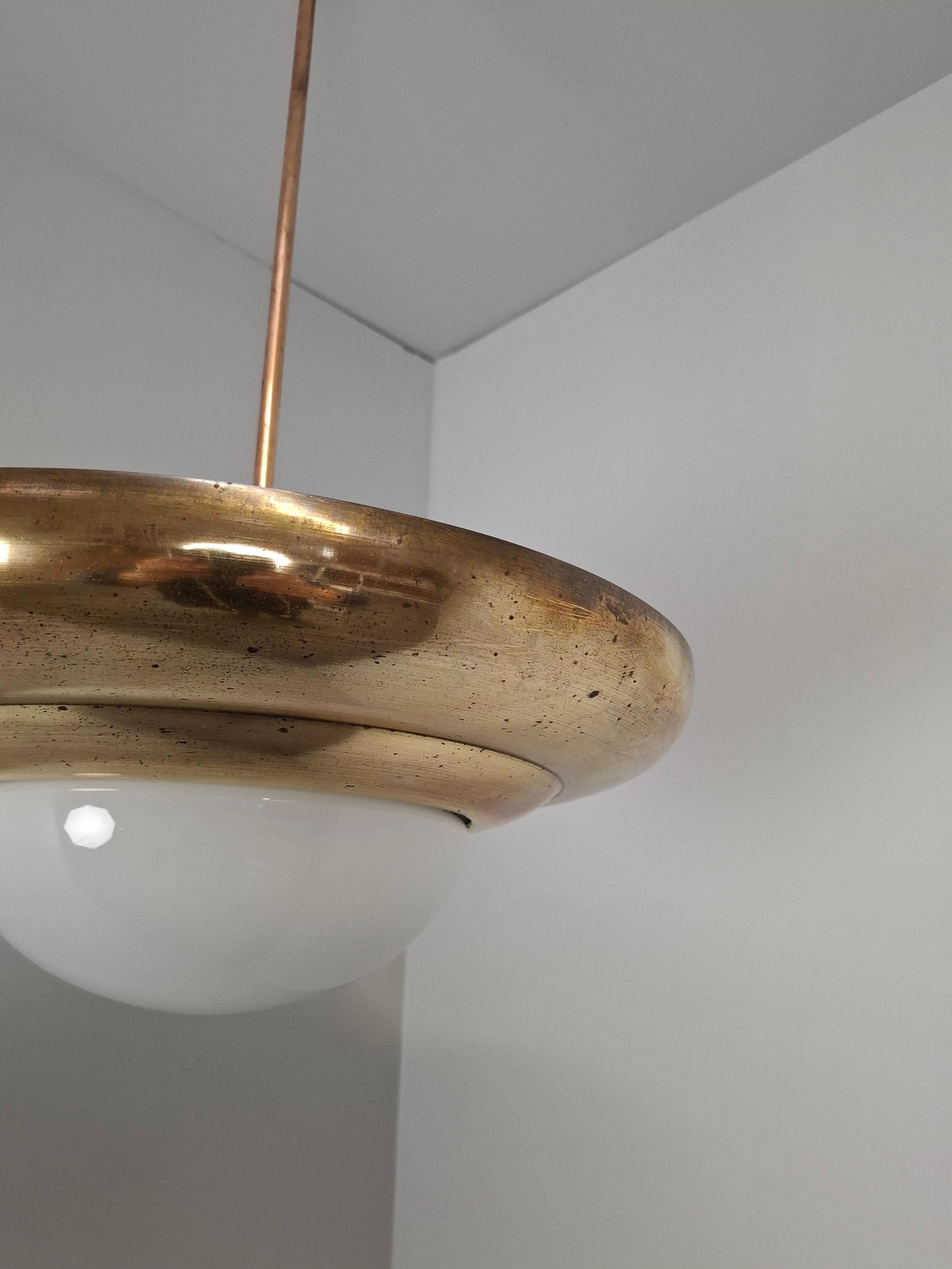 1920 Lámpara colgante checoslovaca Art Decó de latón y cristal opalino, Napako 13443 en venta 6