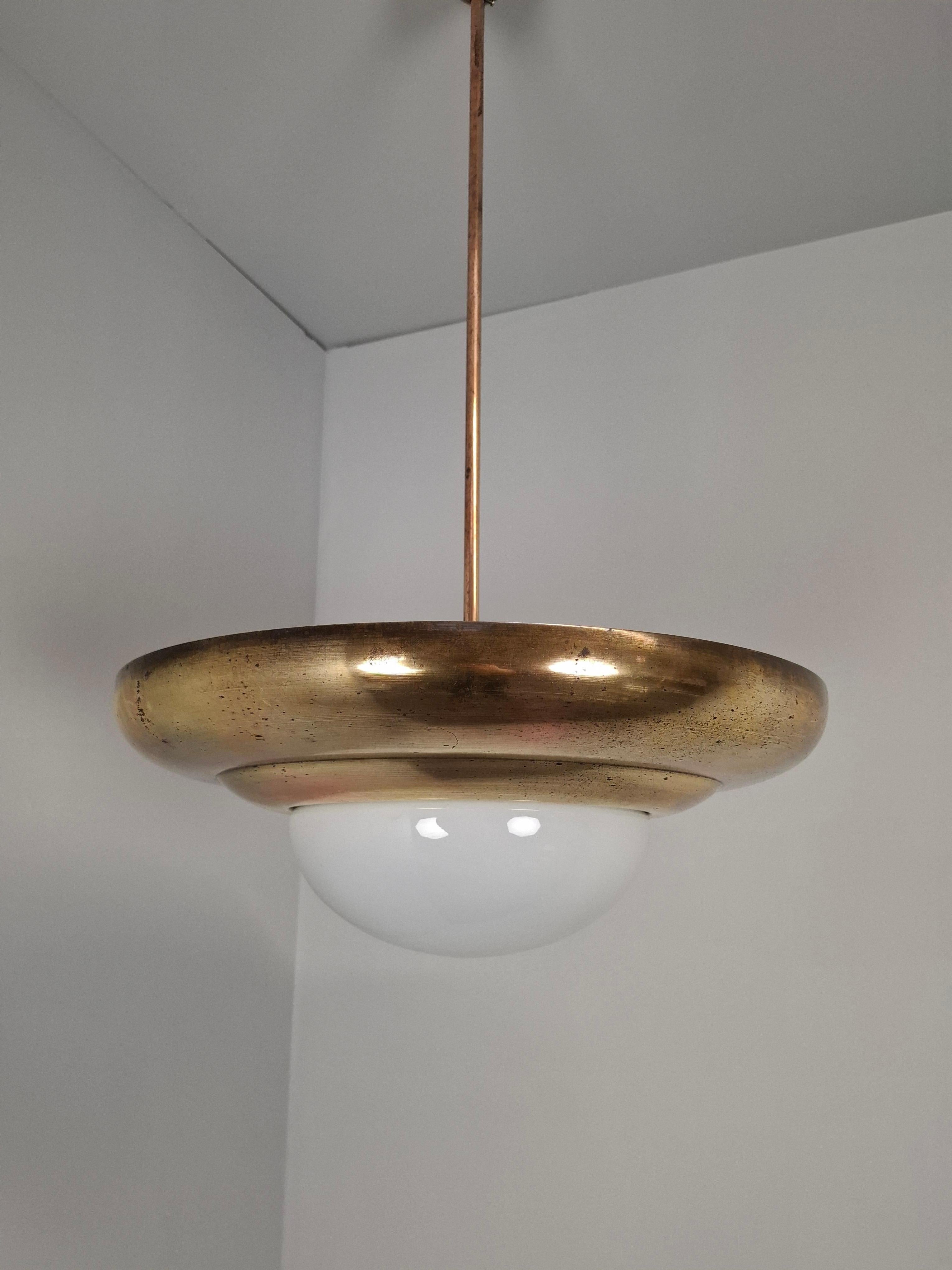 1920 Lámpara colgante checoslovaca Art Decó de latón y cristal opalino, Napako 13443 en venta 9