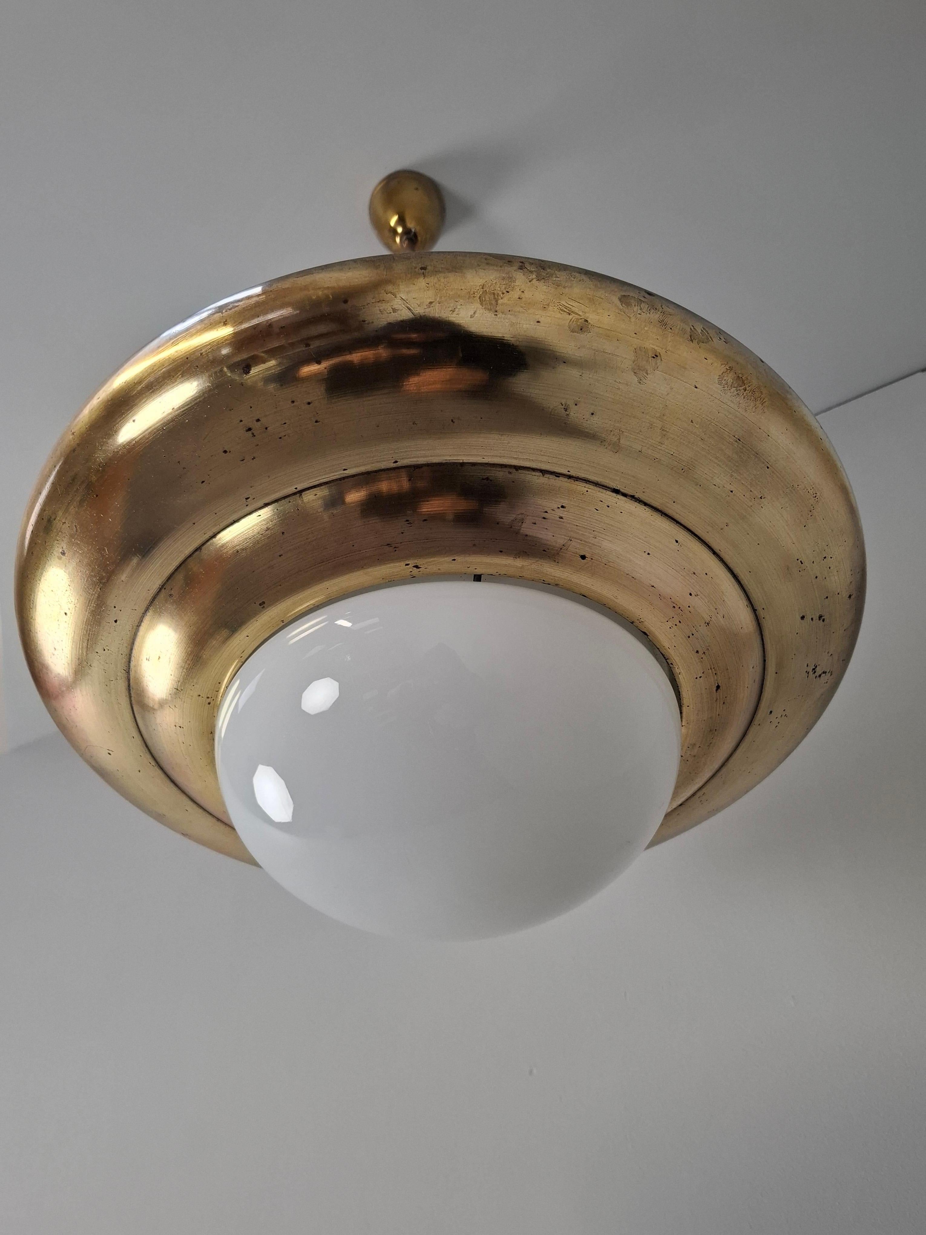 1920 Lámpara colgante checoslovaca Art Decó de latón y cristal opalino, Napako 13443 en venta 11